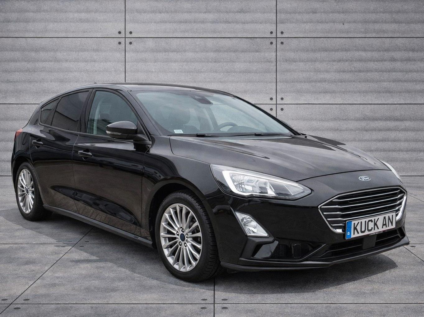 Ford Focus Lim. Titanium m. Automatik, 8-fach bereift