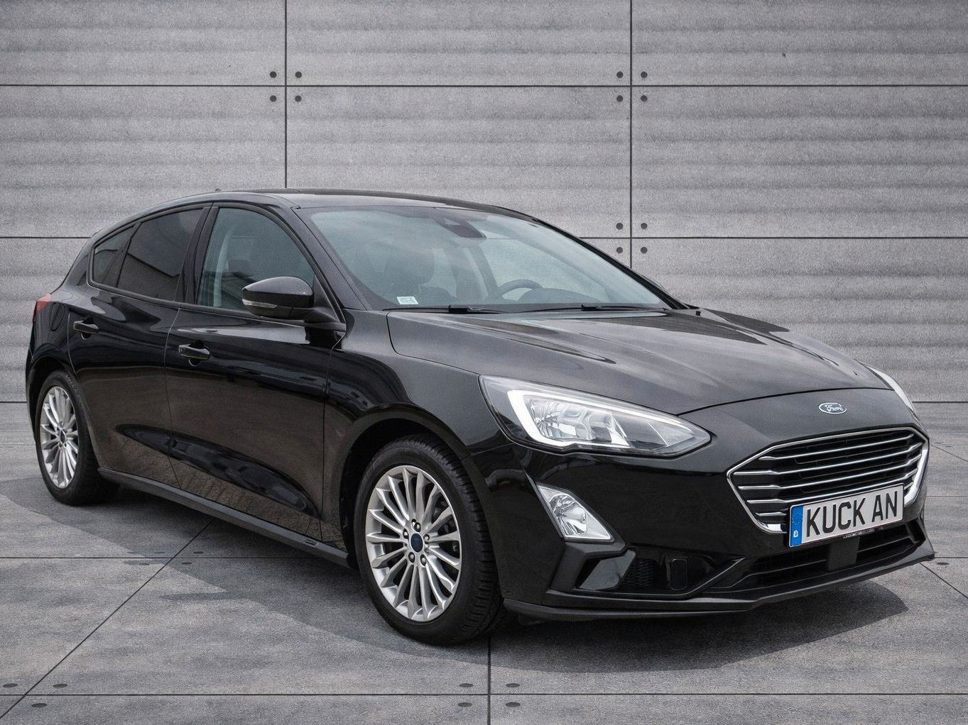 Ford Focus Lim. Titanium m. Automatik, 8-fach bereift
