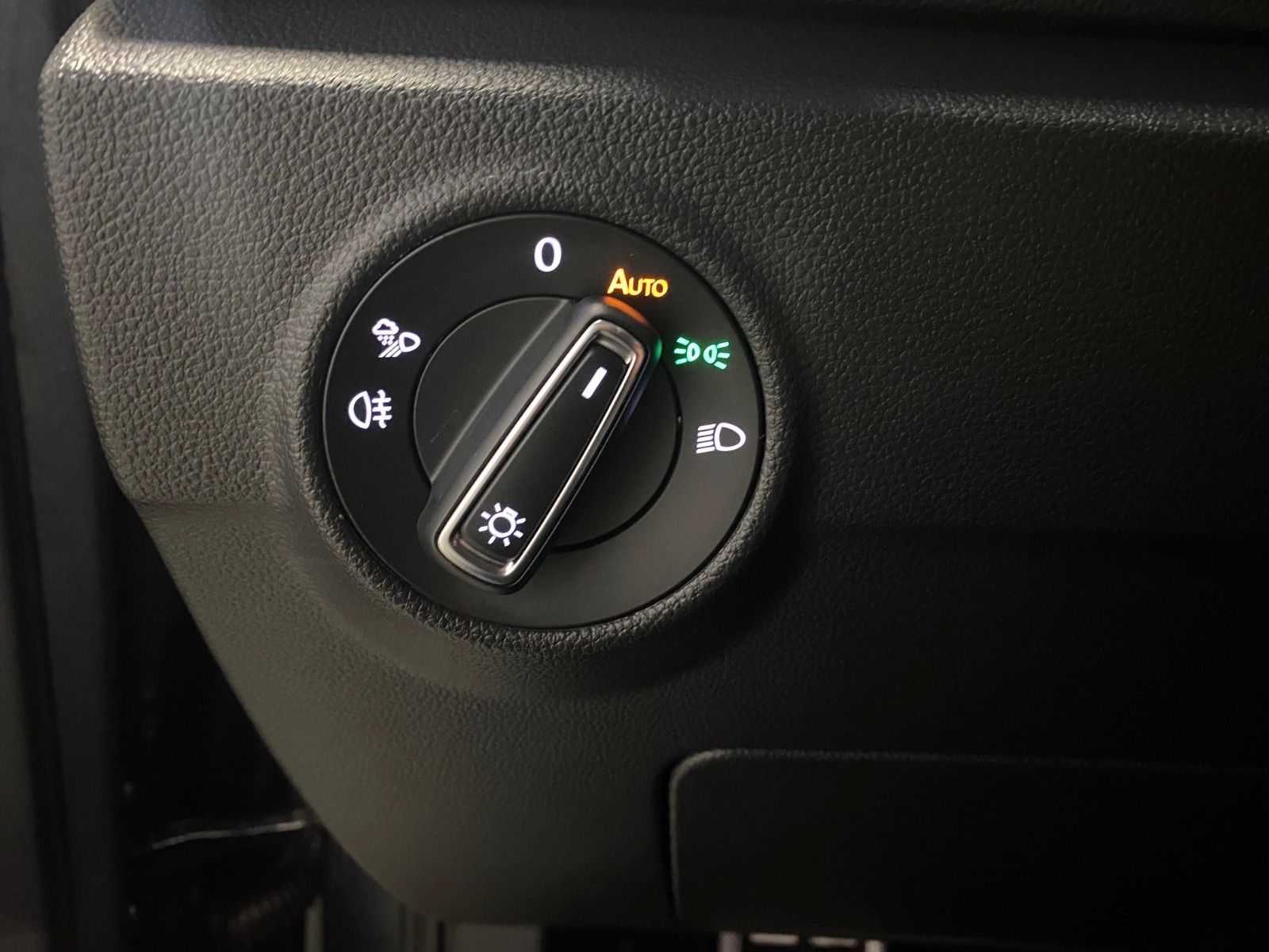 Fahrzeugabbildung Volkswagen T-Roc 1.5 TSI DSG R-Line+ACC+AHK+19"+KAMERA+LED+