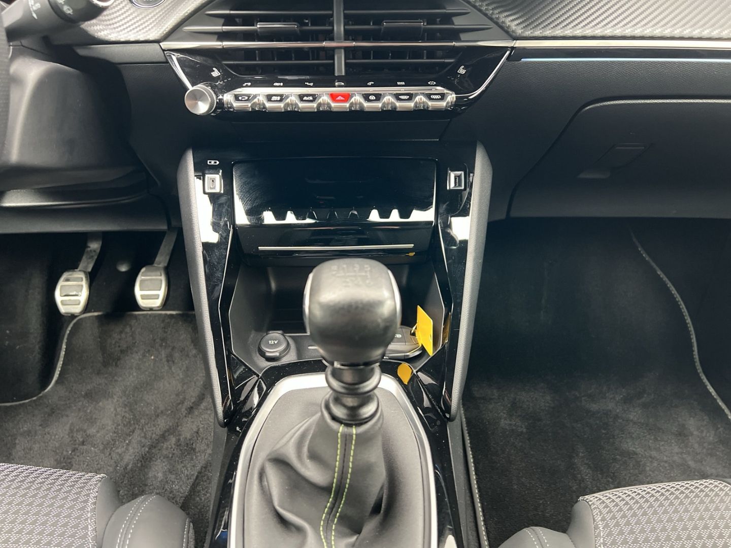 Fahrzeugabbildung Peugeot 208 GT 1.2 PureTech 100 Navi SHZ CarPlay