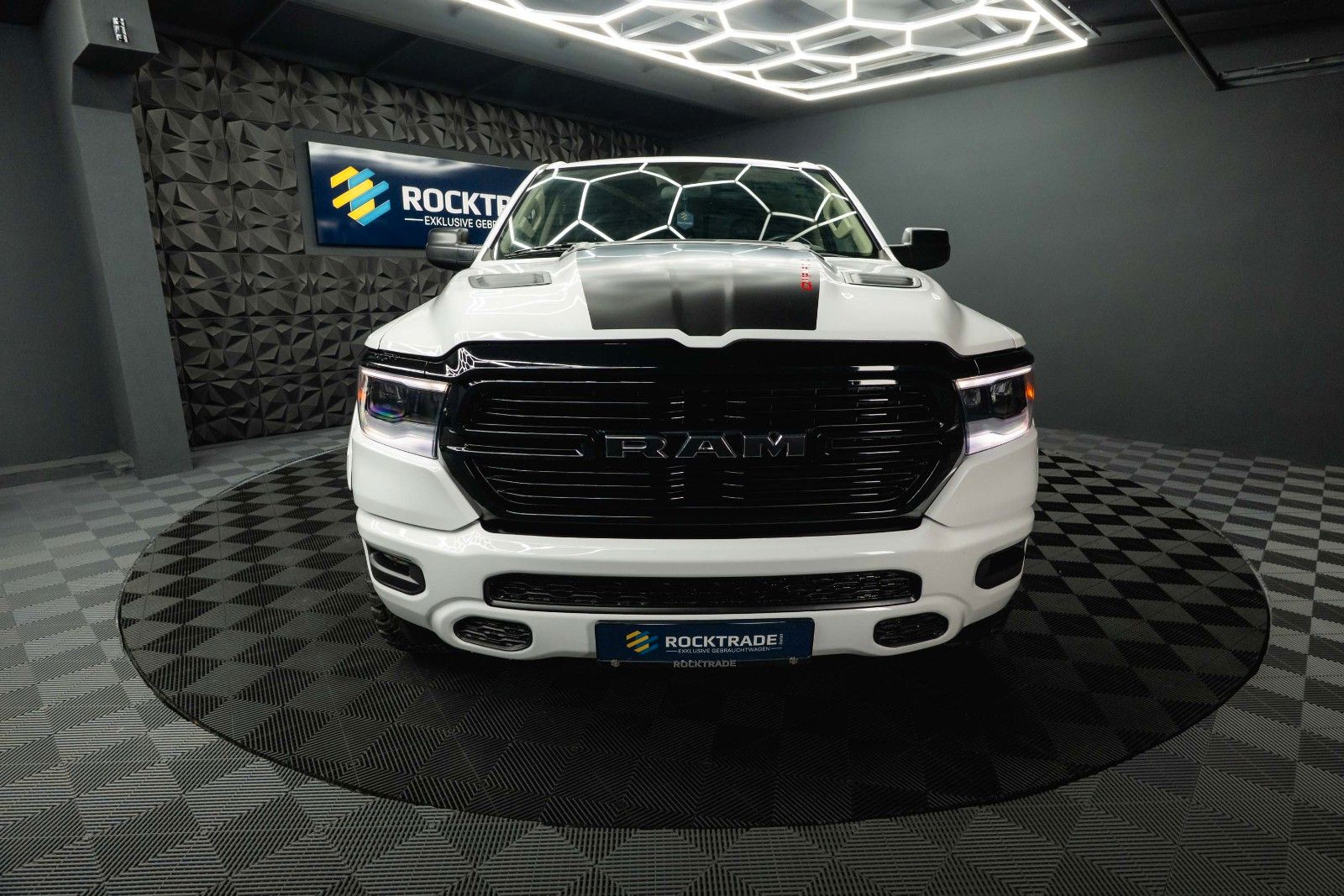 Fahrzeugabbildung Dodge RAM 5.7 V8 HEMI 4x4 OFFROAD Night-Paket *LED*