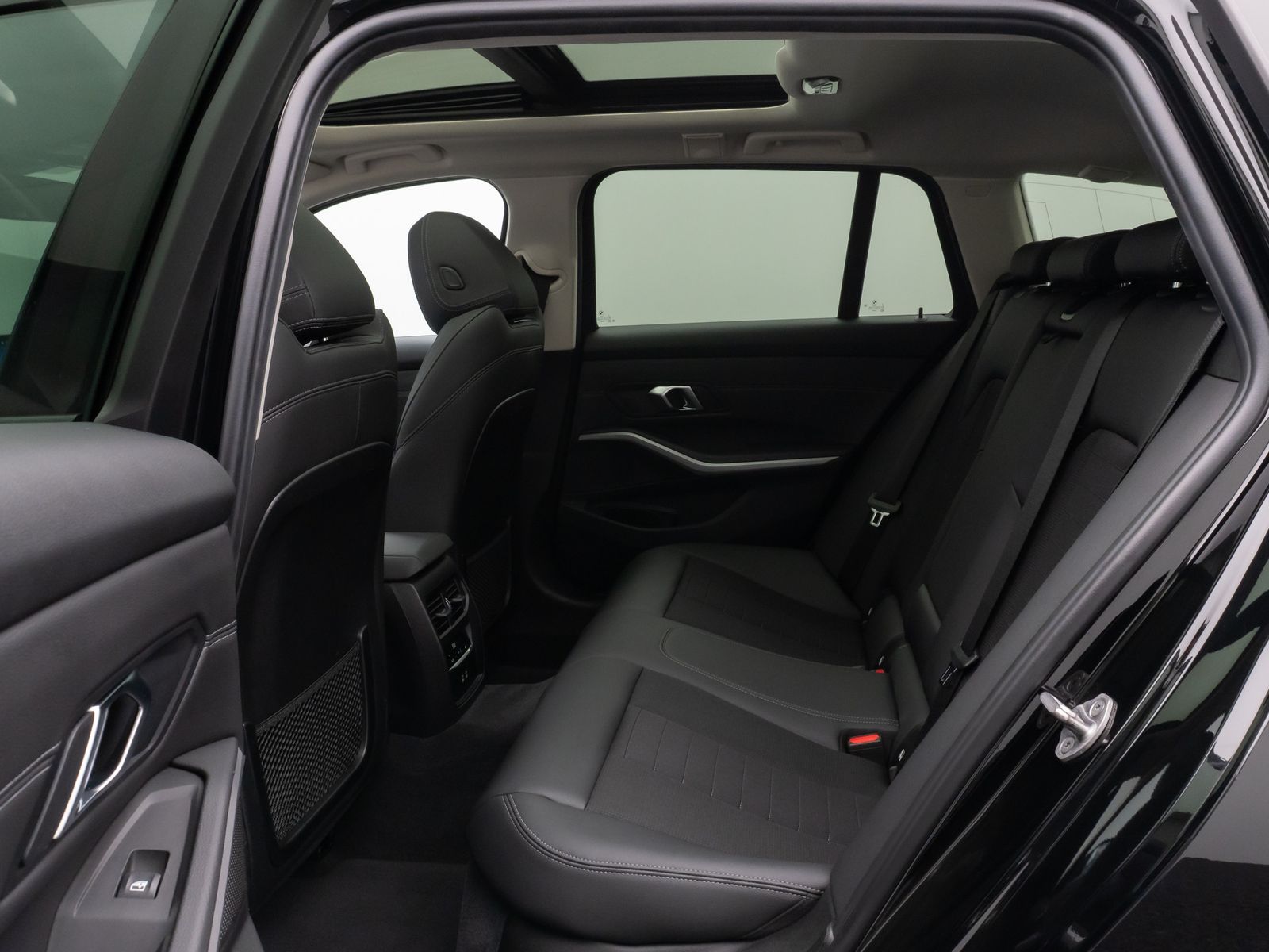 Fahrzeugabbildung BMW 330e Panorama Kamera HUD DAB HiFi Leder Sport