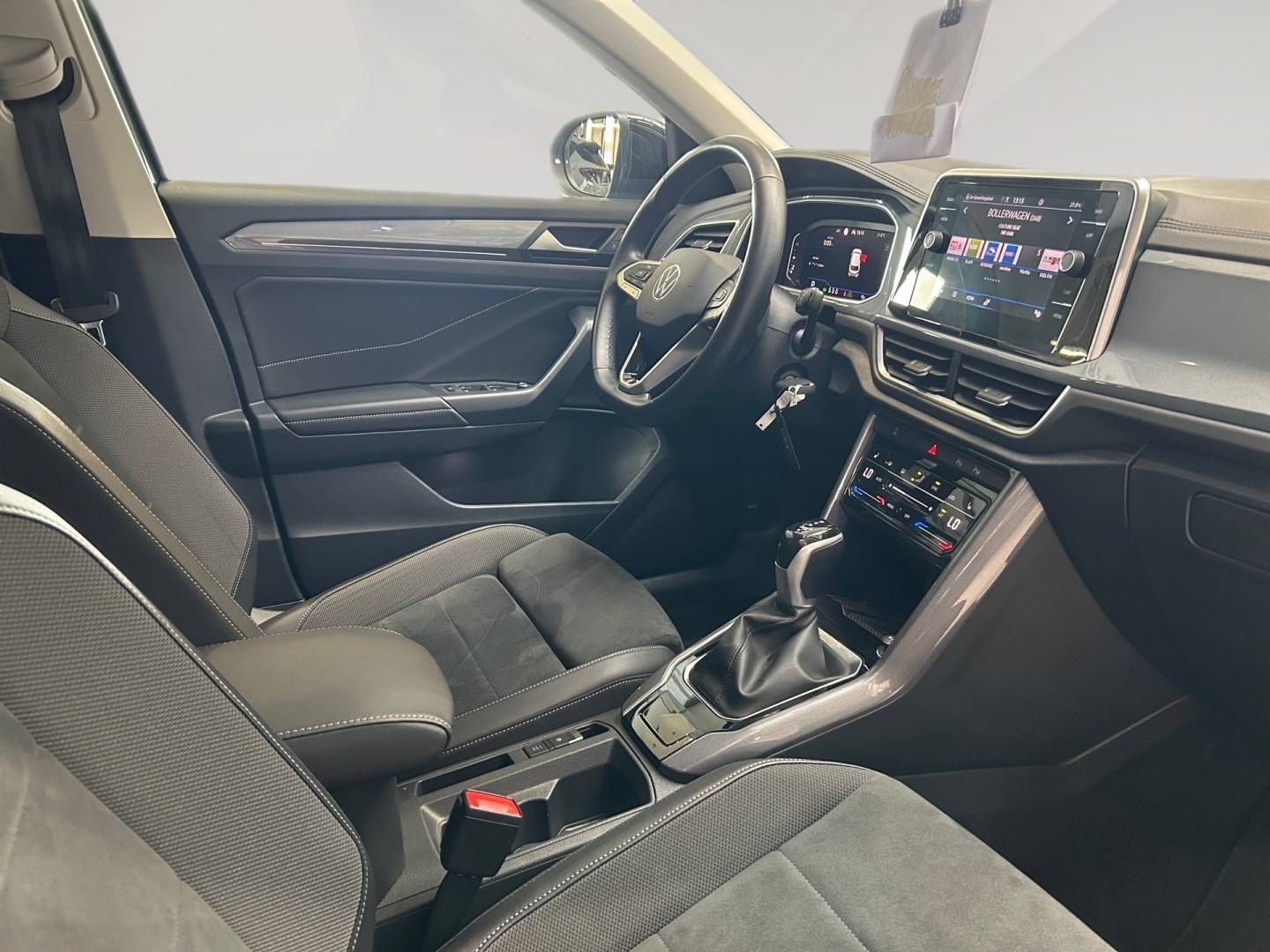 Fahrzeugabbildung Volkswagen T-Roc 1.5 TSI | CarPlay | Dachrehling | LED |