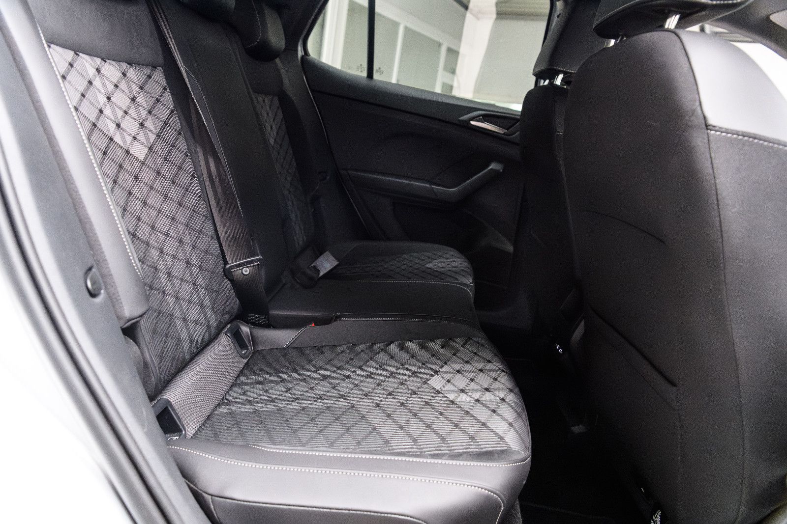 Fahrzeugabbildung Volkswagen T-Cross 1.5 TSI R-Line+LED+IQ+TOTWINKEL+ACC+AHK