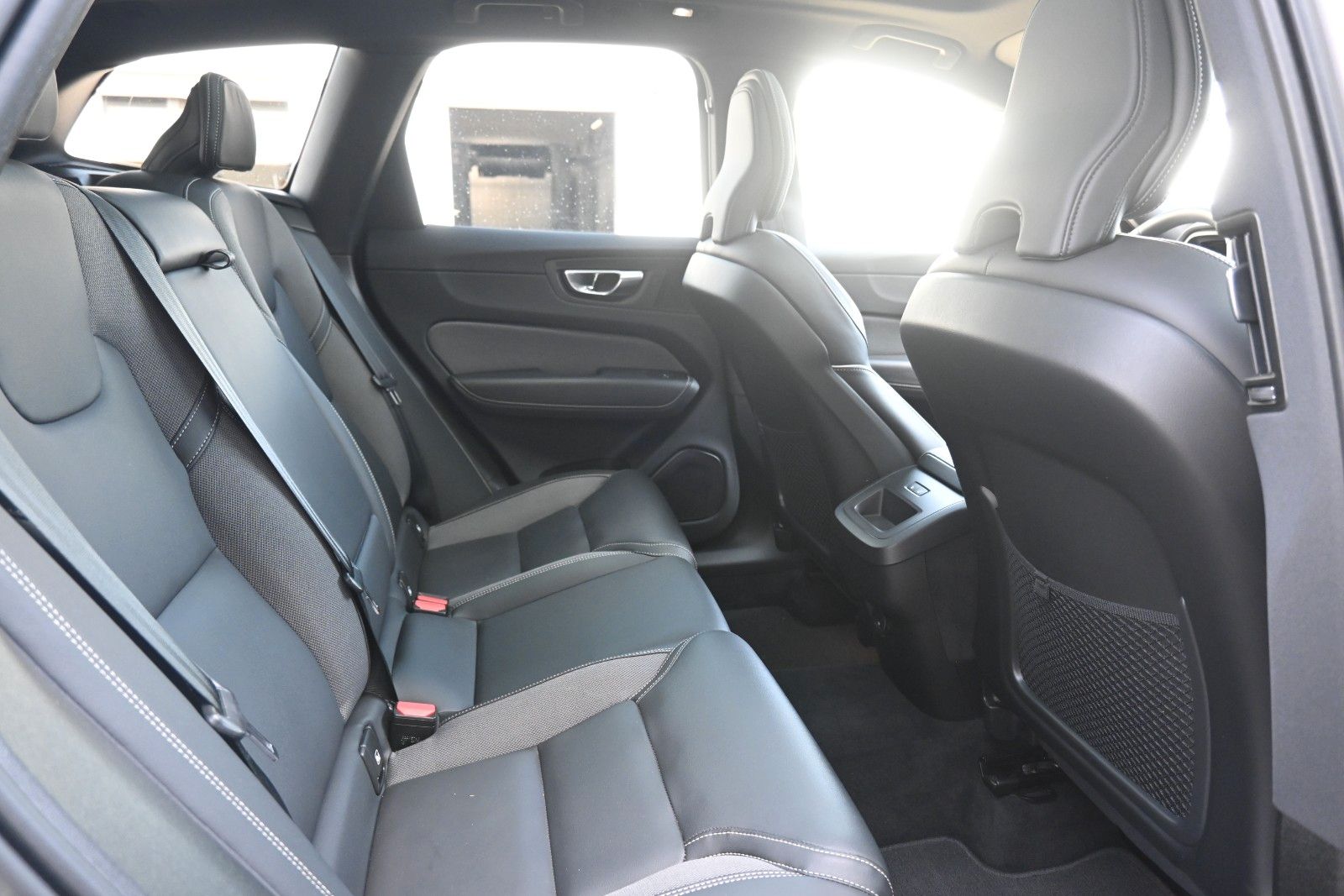 Fahrzeugabbildung Volvo XC60 B4 AWD Plus Dark*LED*PANO*STHZ*H&K*360°*AHK