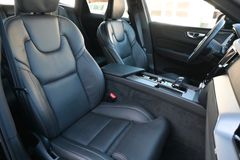 Fahrzeugabbildung Volvo XC60 B4 D AWD R-Design*STDHZG*360°*H&K*
