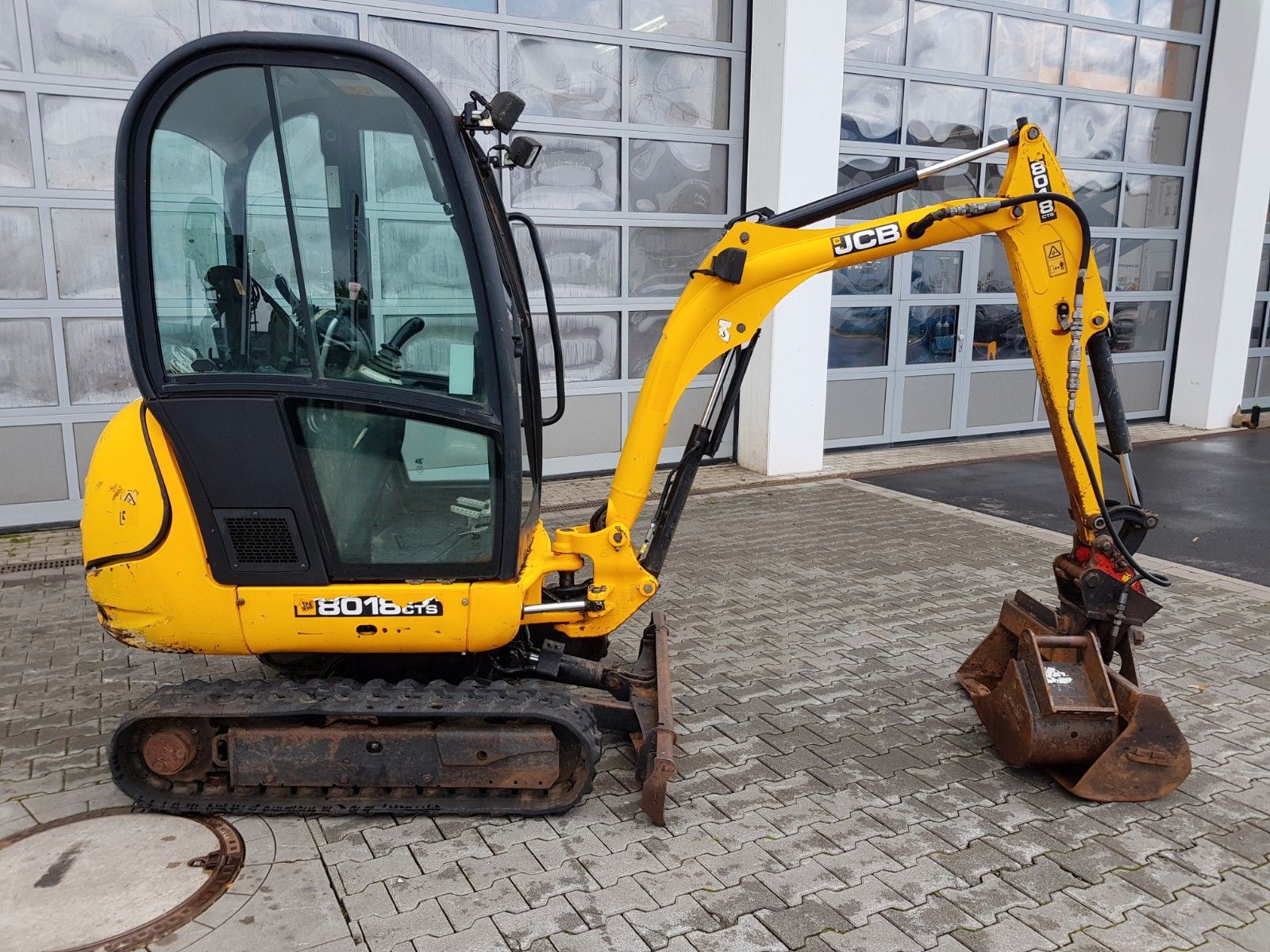 Fahrzeugabbildung JCB 8018 / 3.420h / hydrl. Grabenräumer / Tieflöffel