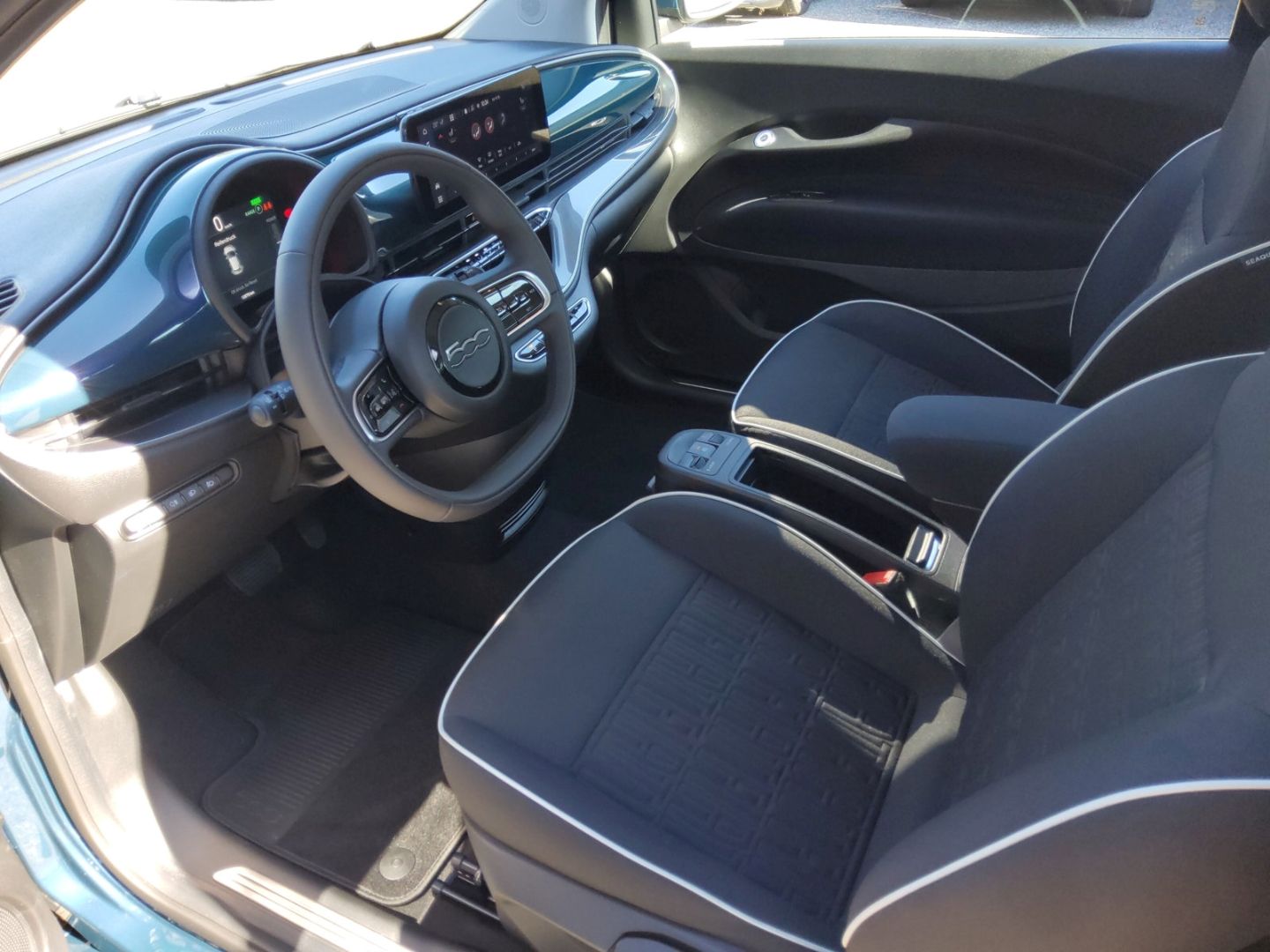 Fahrzeugabbildung Fiat 500e LED SHZ PDC DAB 360°DroneView Keyless CarPl