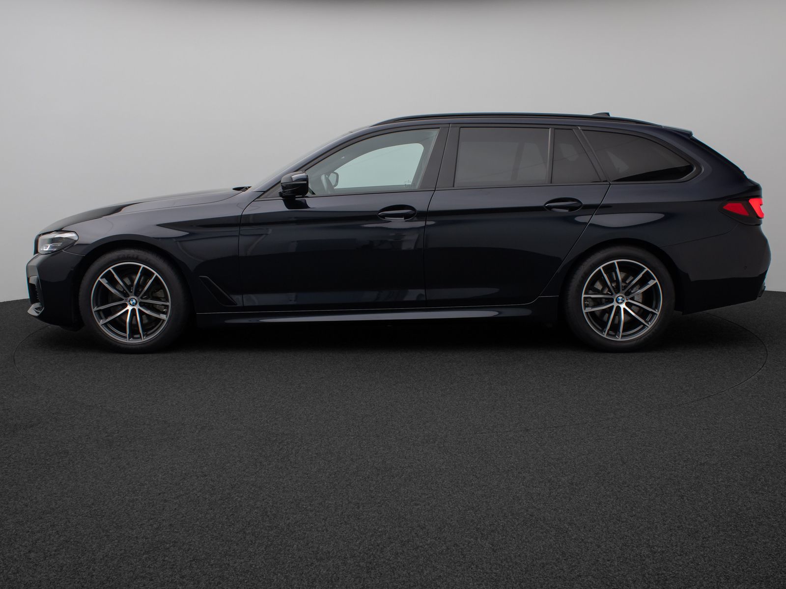 Fahrzeugabbildung BMW 520d xD M Sport Panorama Kamera HUD DAB H/K AHK