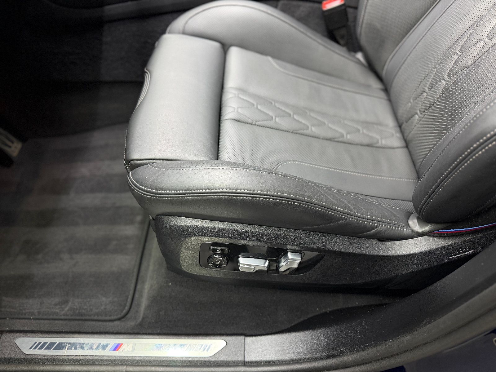 Fahrzeugabbildung BMW X5 40 d xDrive M SPORT PRO|PANO|M-SITZE|INDIVID