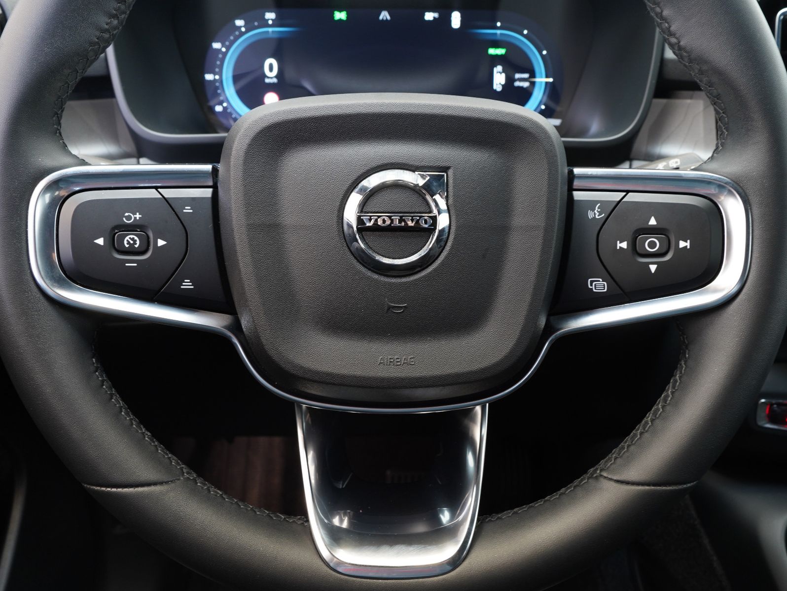 Fahrzeugabbildung Volvo XC40 Core Recharge Pure Electric AWD