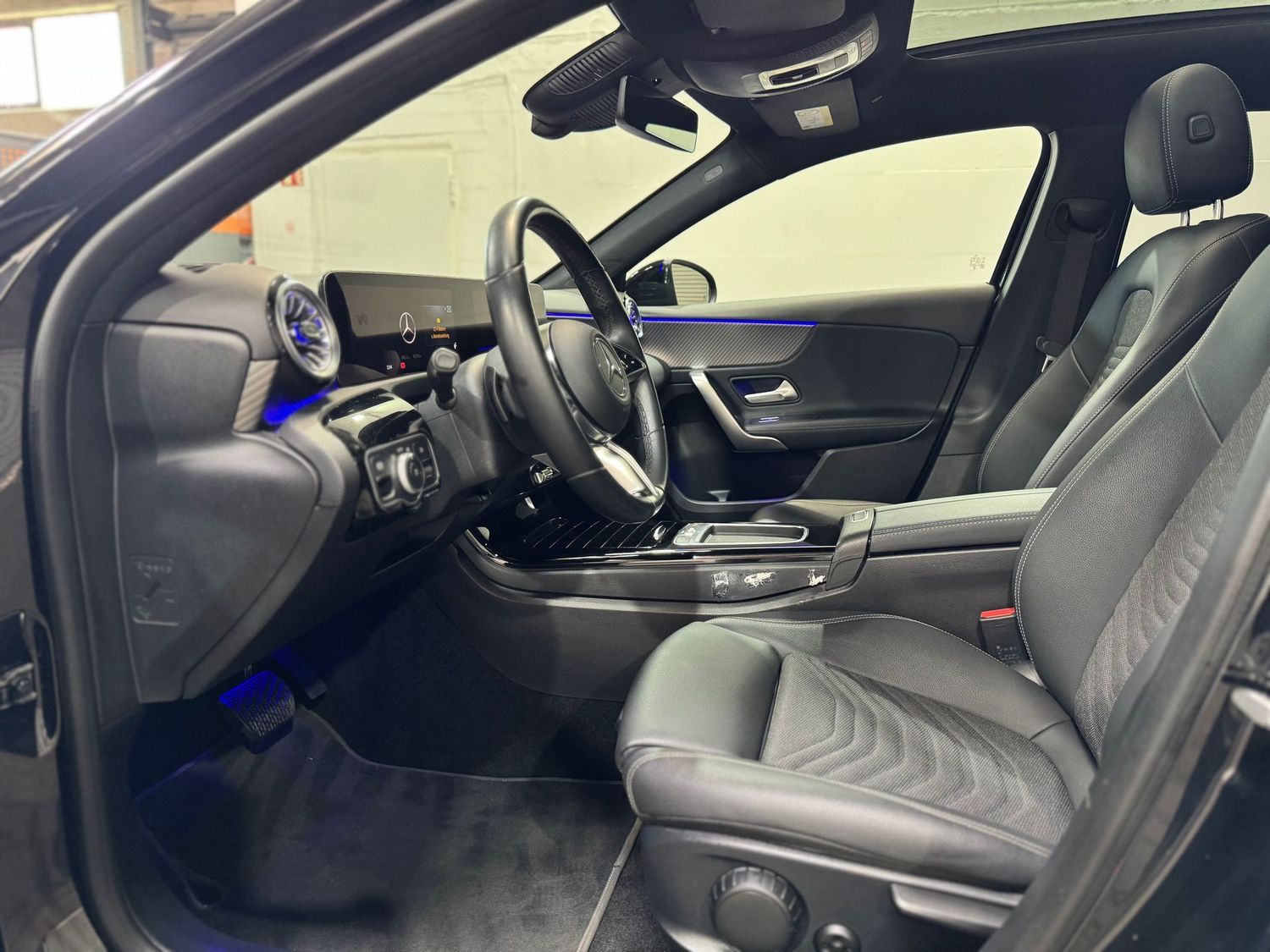 Fahrzeugabbildung Mercedes-Benz A 180 d Night#LED#MBUX#Ambiente#Pano#Spur