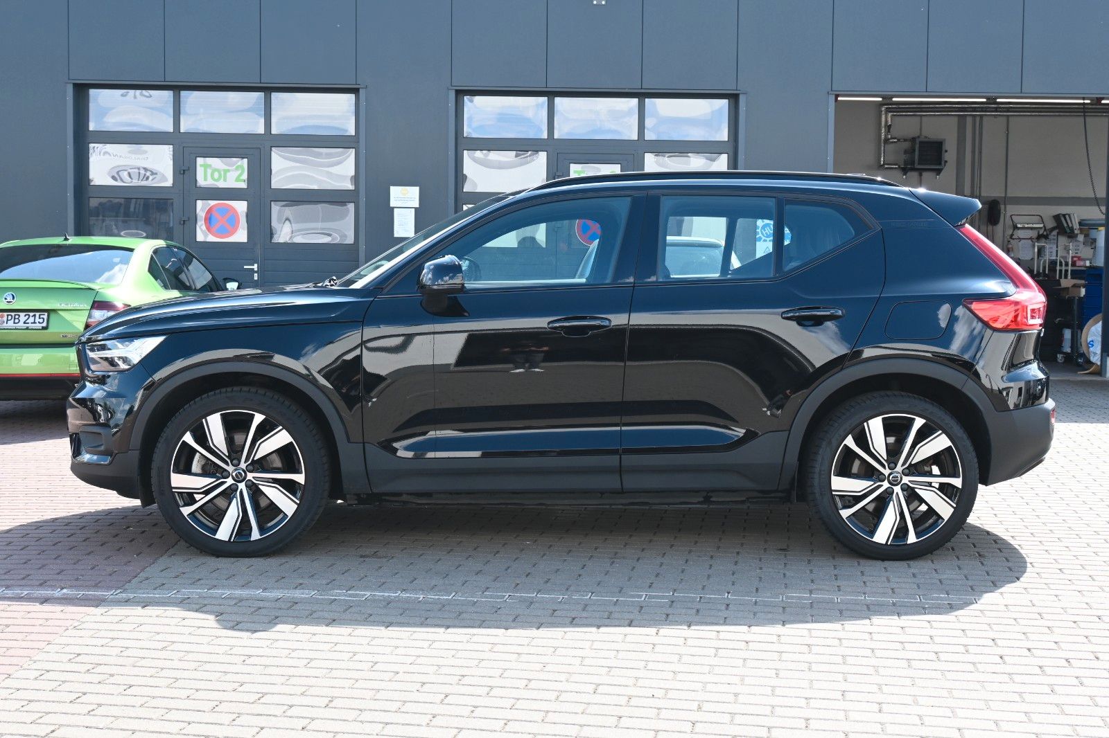 Fahrzeugabbildung Volvo XC40 BEV AWD R Design*H&K*FSHZG*RFK*WP*20Zoll*