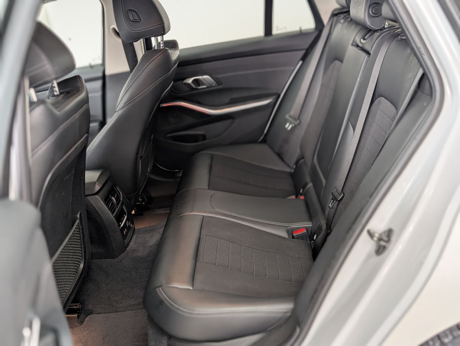 Fahrzeugabbildung BMW 320 d Sport Line LED TEMP SHZ PDC NAVI APP
