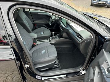 Bild 13 Ford Focus Turnier Active Navi Soundsystem B & O LED
