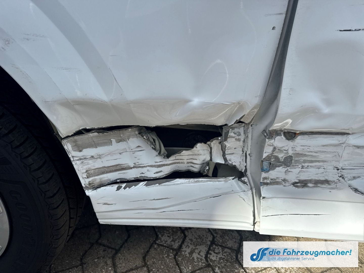 Fahrzeugabbildung Ford Transit Custom Kombi 320 L2 FWD Trend *SEITENSCH