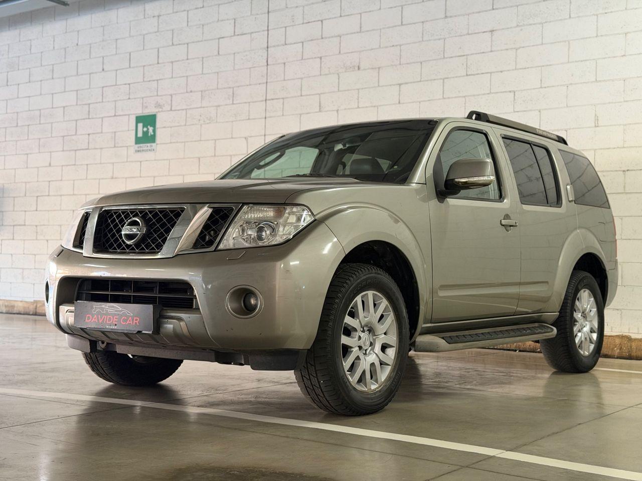Nissan Pathfinder 2011 — interior