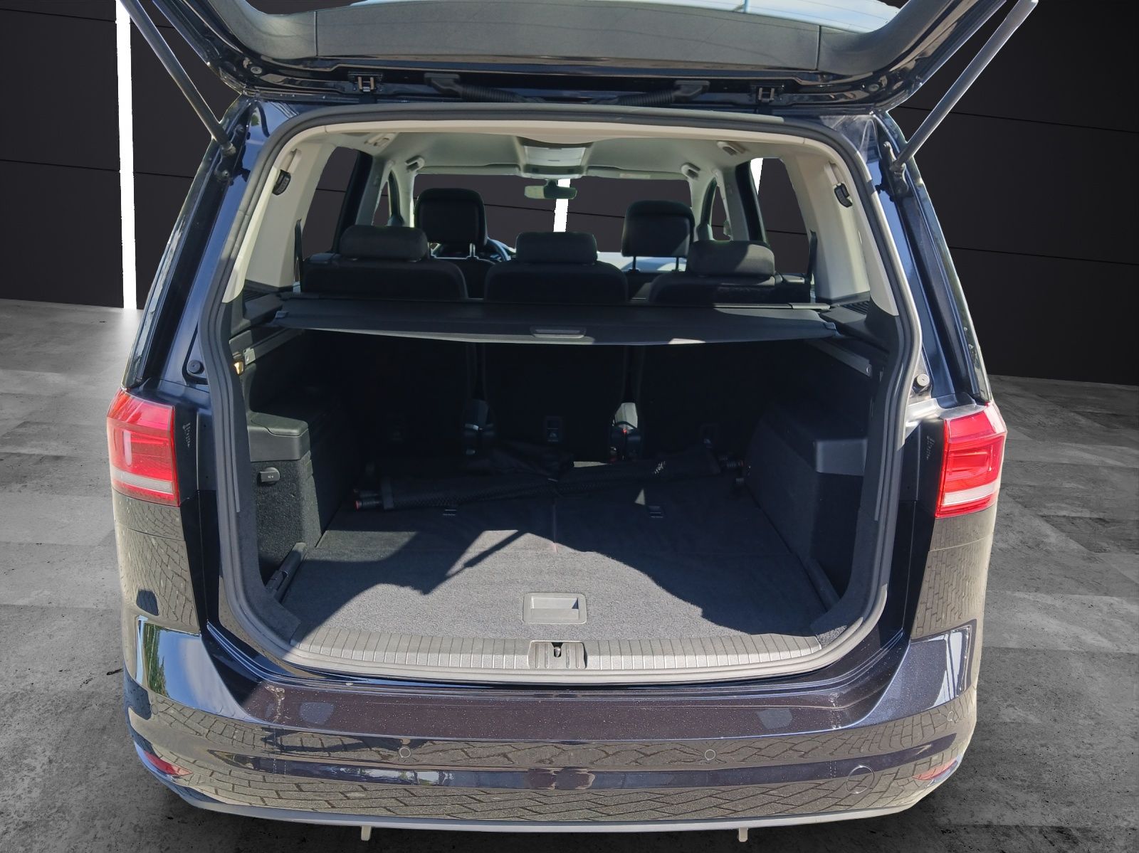 Fahrzeugabbildung Volkswagen Touran TSI United 7-Si Navi PDC SH LM
