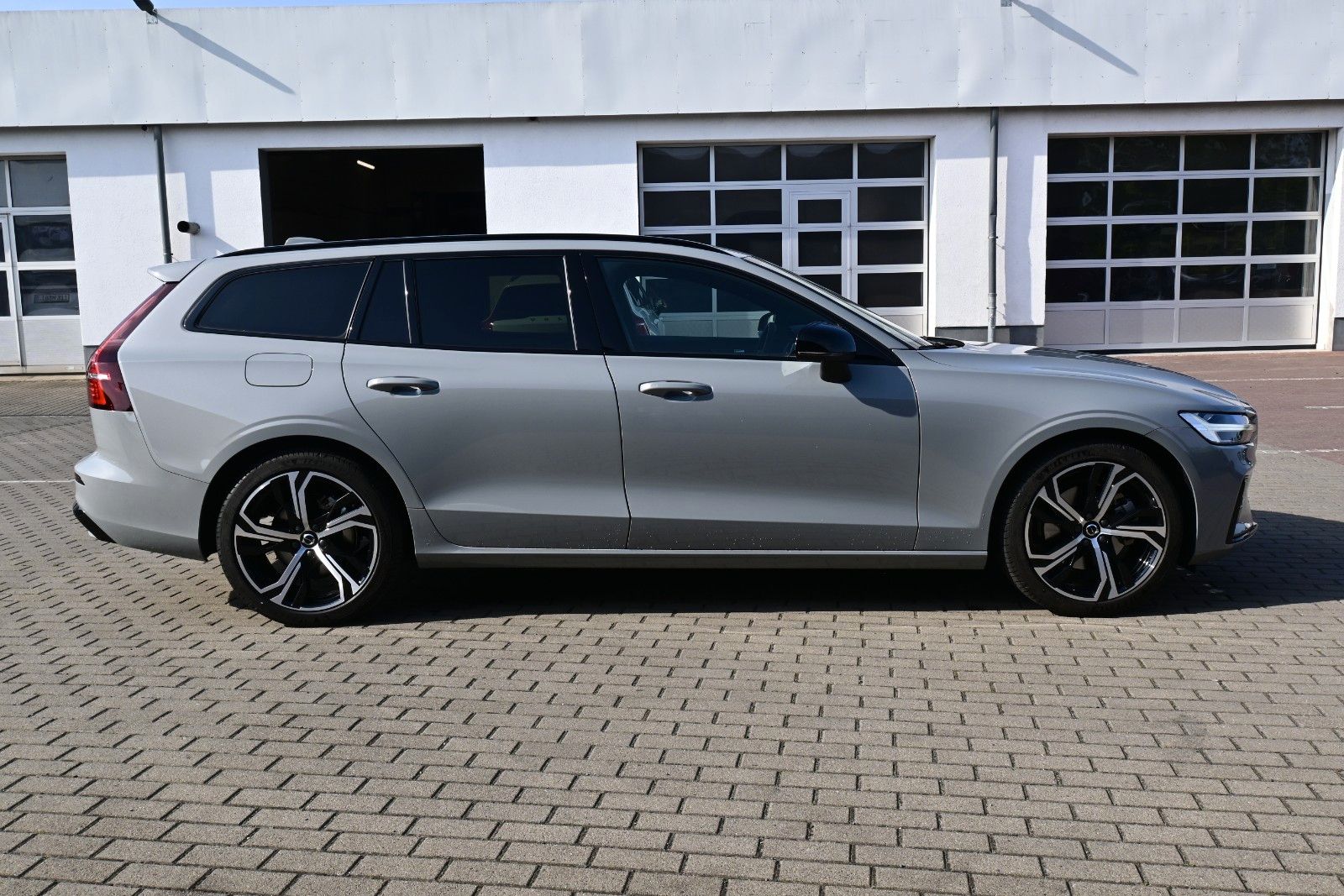 Fahrzeugabbildung Volvo V60 B4 D Auto Plus Dark*RFK*STDHZG*PANO*ACC