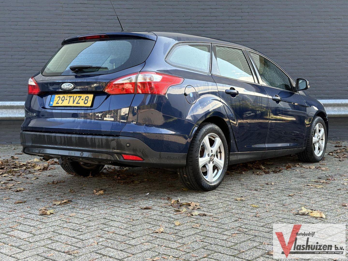 Ford Focus 2012 — rear view