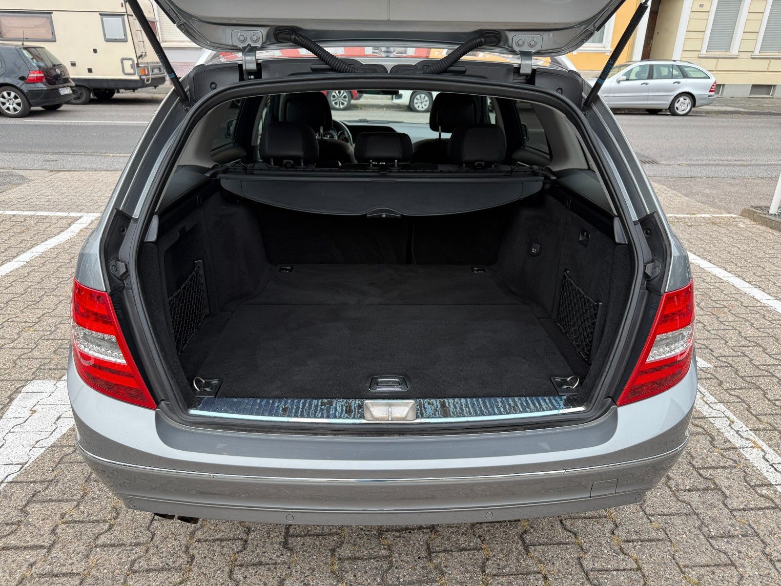 Fahrzeugabbildung Mercedes-Benz C 180 T AVANTGARDE 2-HAND PDC BLUETOOTH FACELIFT