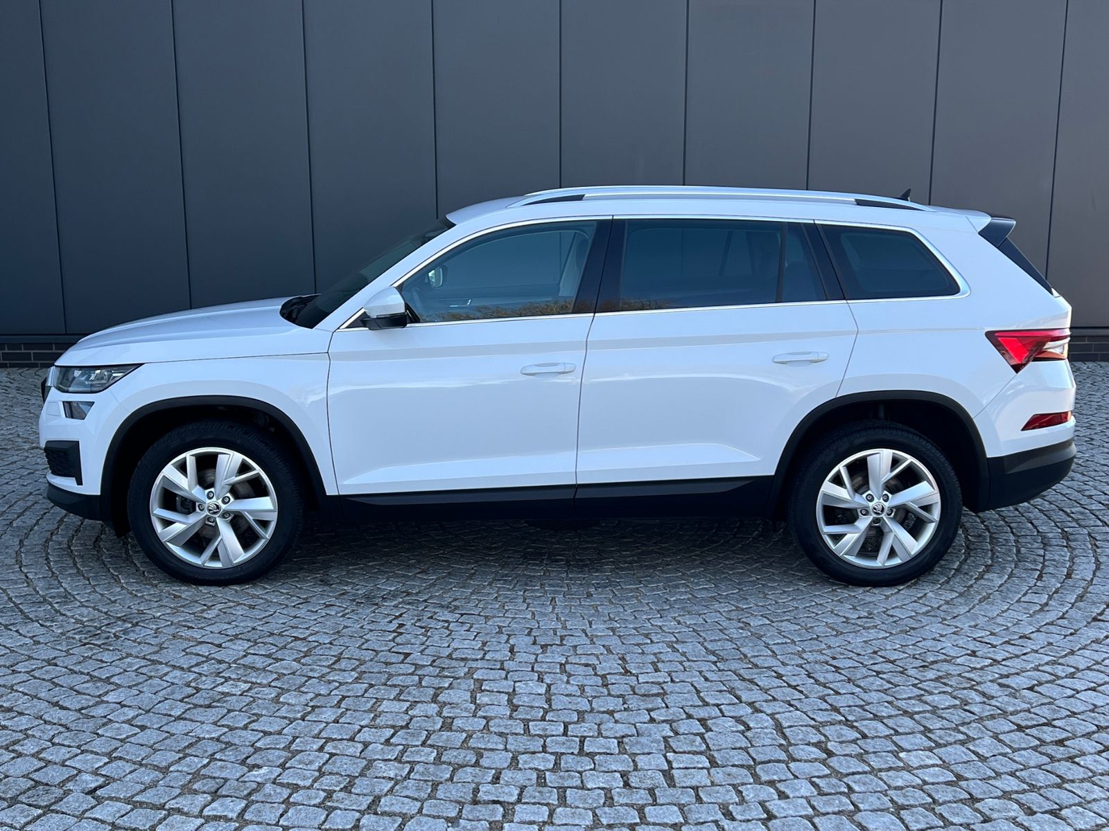 Fahrzeugabbildung SKODA Kodiaq Style 1.5 TSI DSG FL *AHK, LED, ACC, 19"-