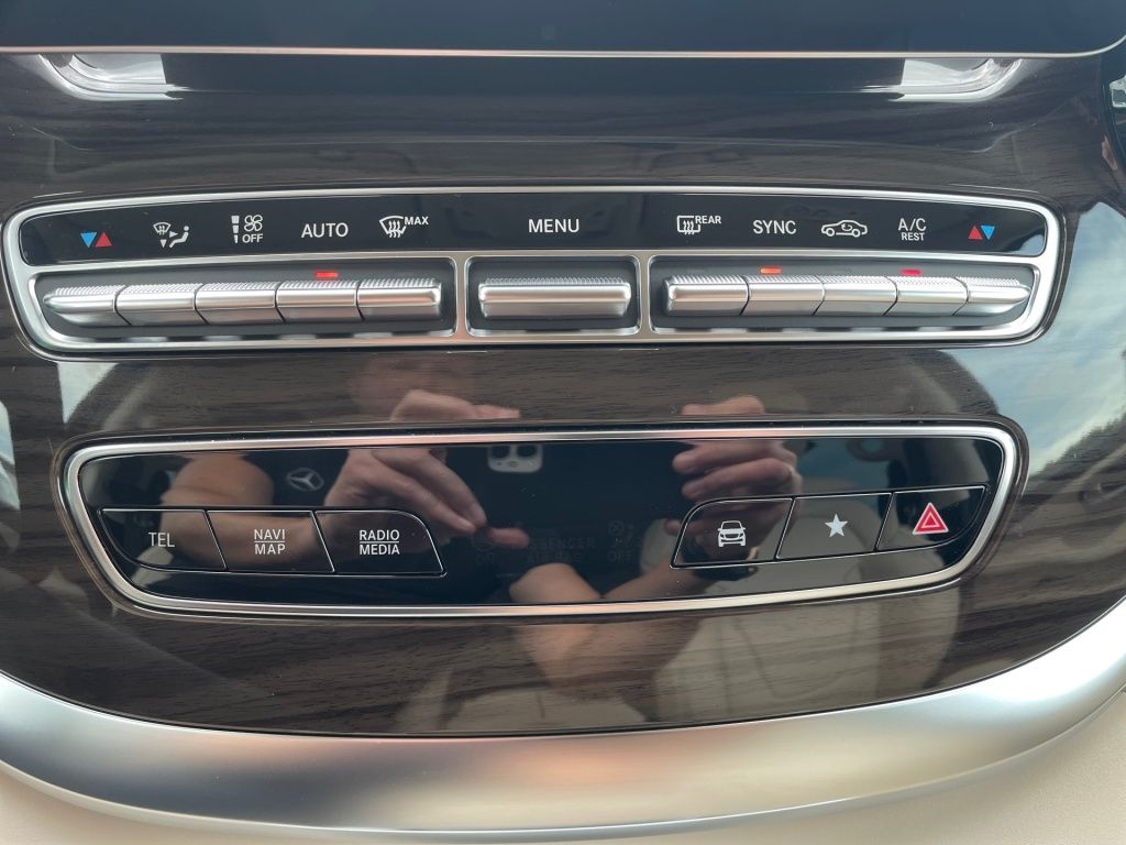 Fahrzeugabbildung Mercedes-Benz V 300 d Avantgarde extralang 4x4 Mittelkonsole,