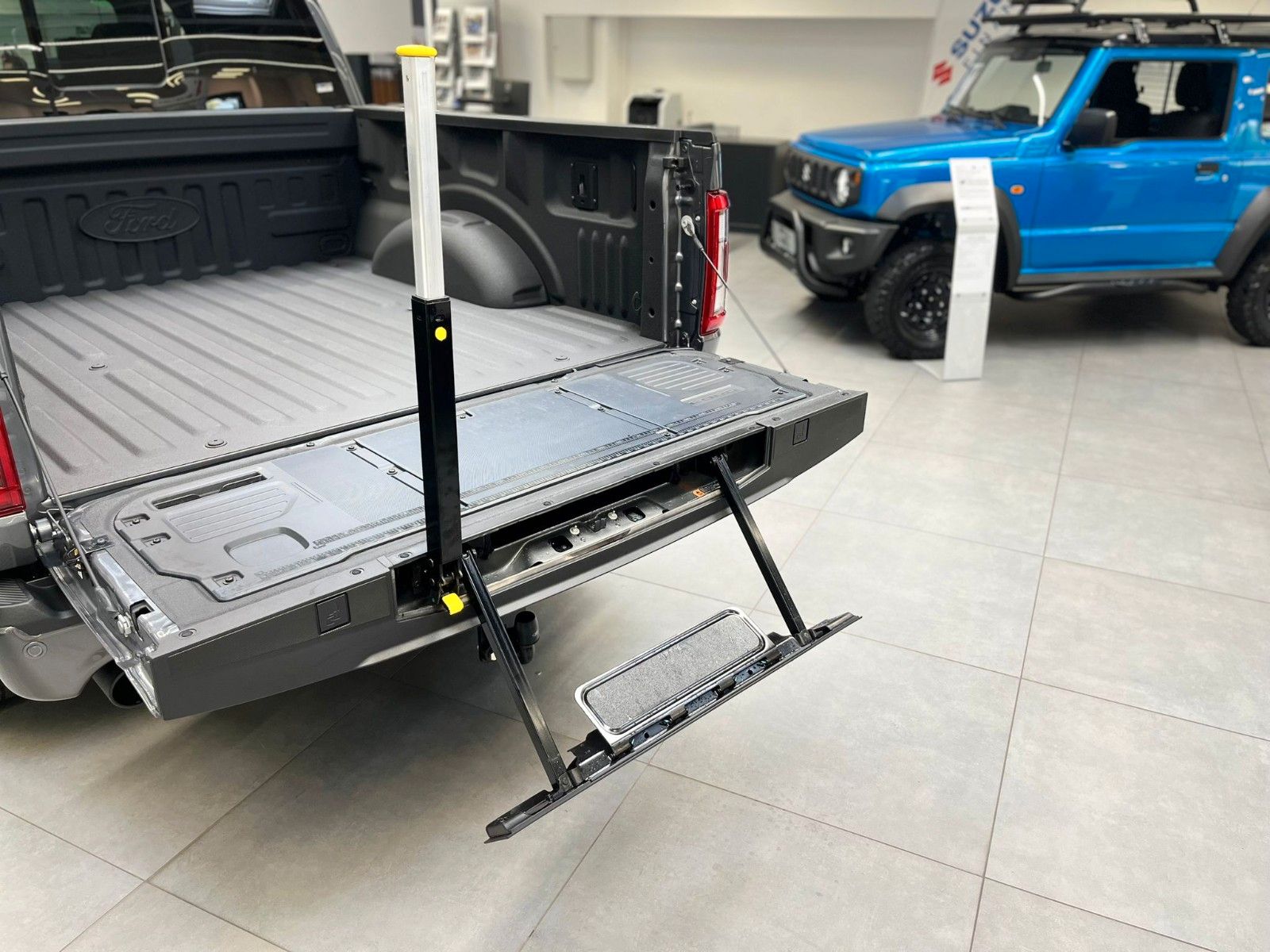 Fahrzeugabbildung Ford F-150 Lariat 5.0L V8 Supercrew 5,5" Black Ed.