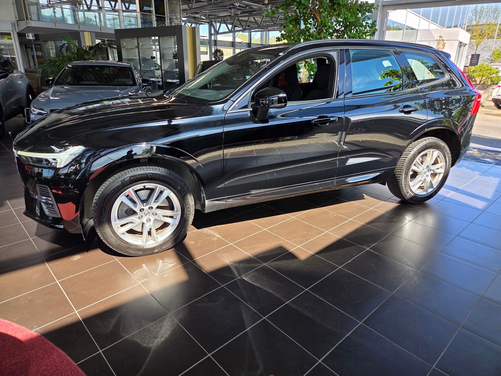 Fahrzeugabbildung Volvo XC60 Momentum 2WD RFK LED ALU