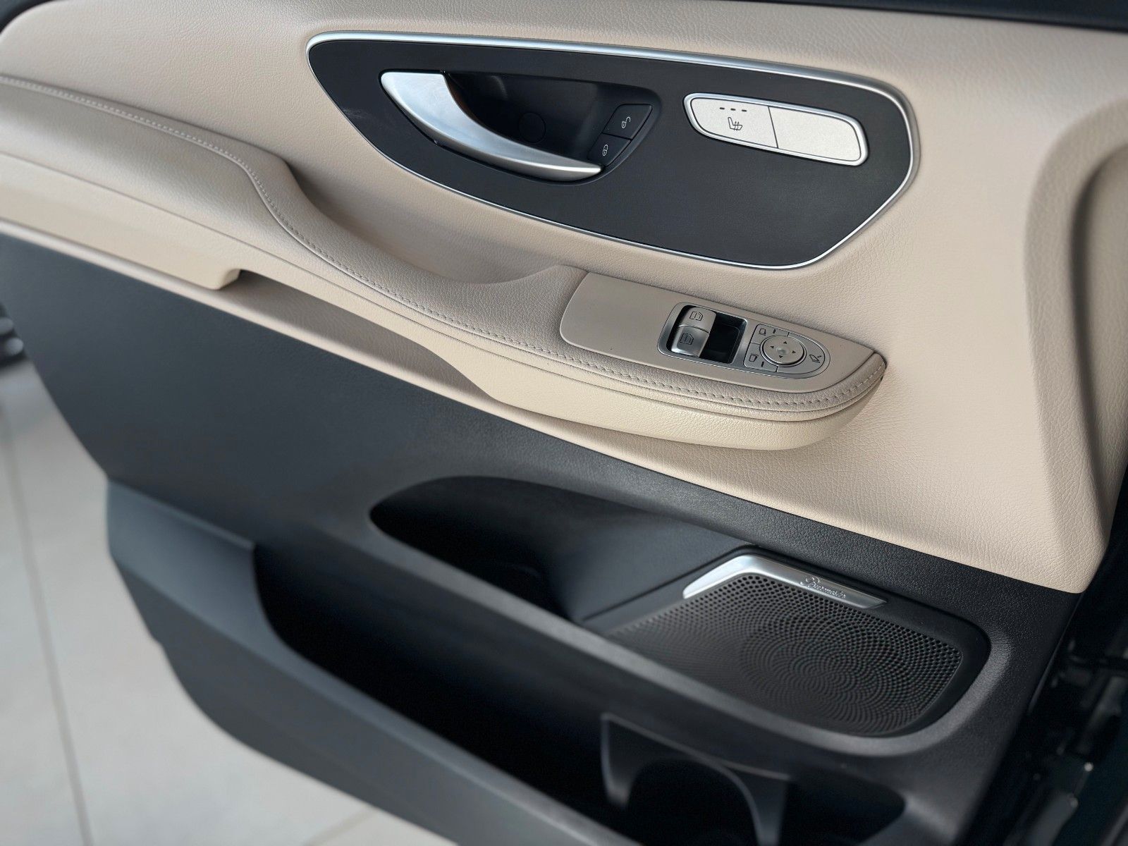 Fahrzeugabbildung Mercedes-Benz V-Klasse V 250d AVANTGARDE EDITION lang "AHK"