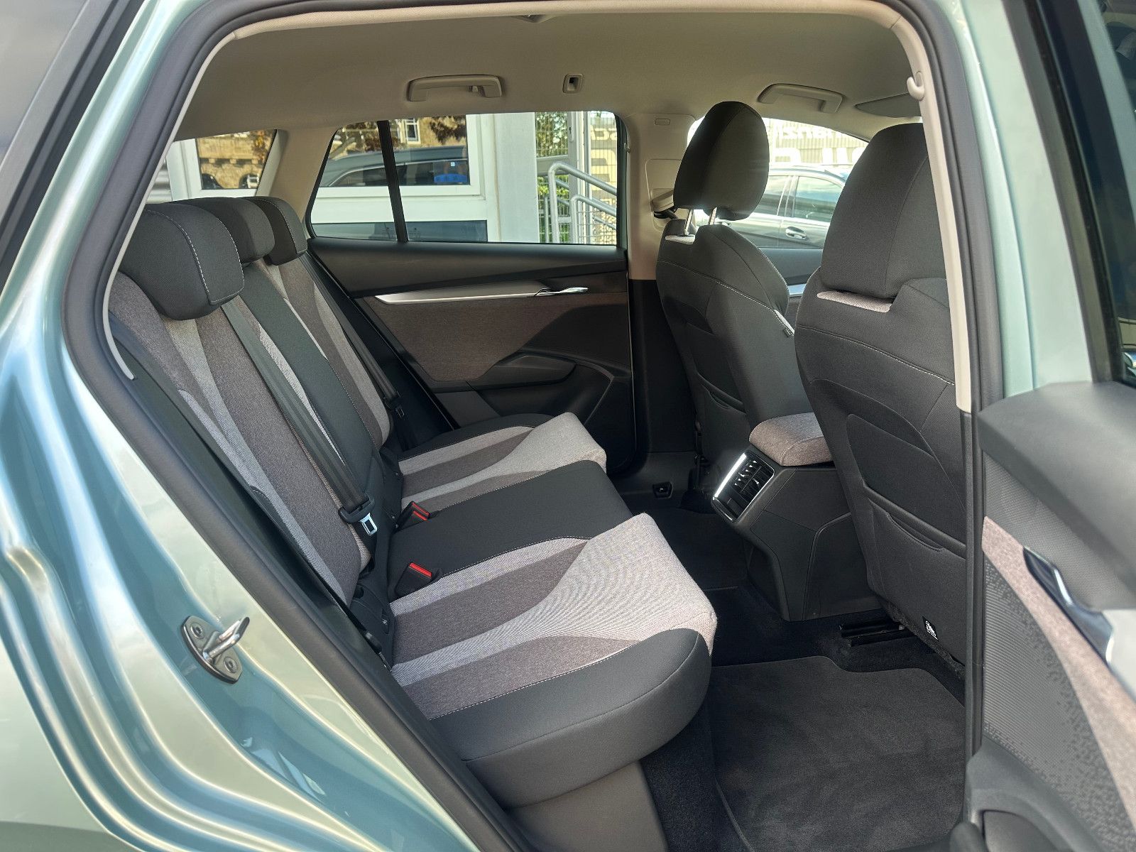 Fahrzeugabbildung SKODA ENYAQ 80 LODGE*1.HAND+AHK+204PS*