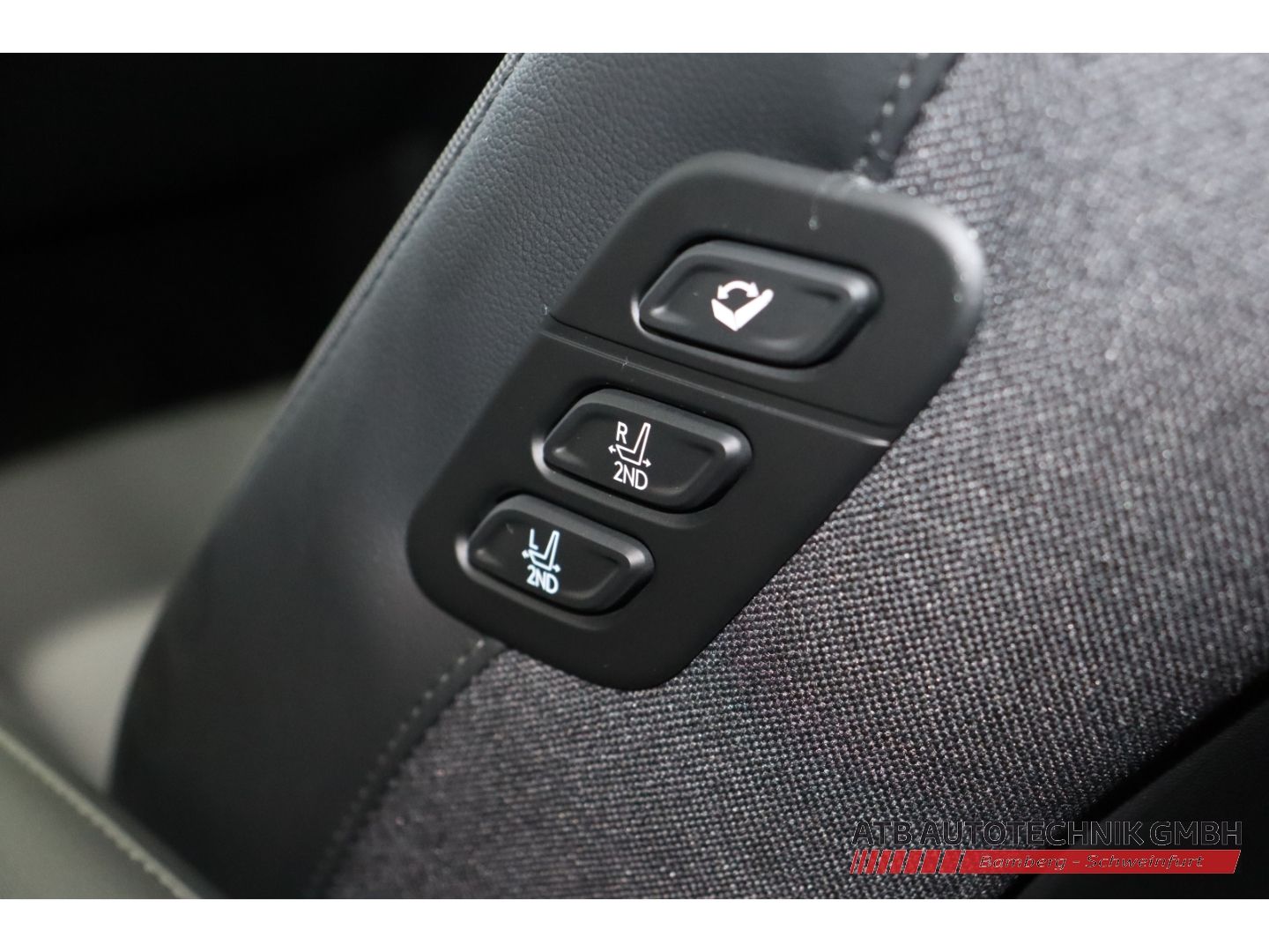 Fahrzeugabbildung Hyundai IONIQ 5 Uniq SOH 100% 4WD 77,4 kWh Relax-Paket 2