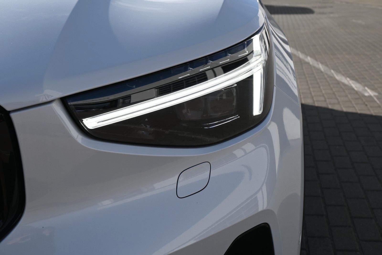 Fahrzeugabbildung Volvo XC40 B3 DKG Plus Dark*H&K*FSHZG*360°*ACC*AHK