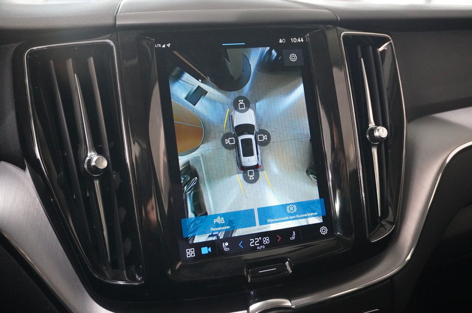 Fahrzeugabbildung Volvo XC 60 MOMENTUM PRO 2WD NAVI/LED/360°/VIRT./AHK