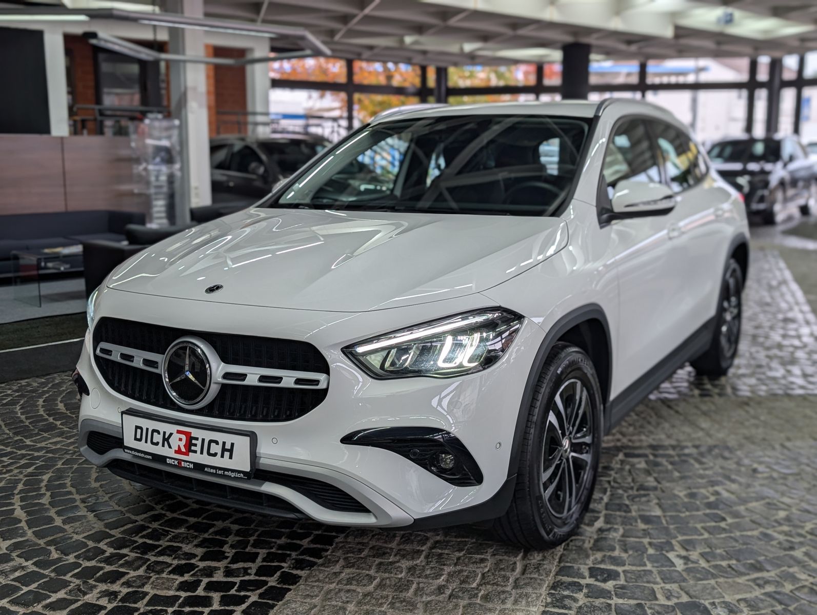 Fahrzeugabbildung Mercedes-Benz GLA 250 e LED LEDER AHK SHZ MFL VIRT KAM WinterP