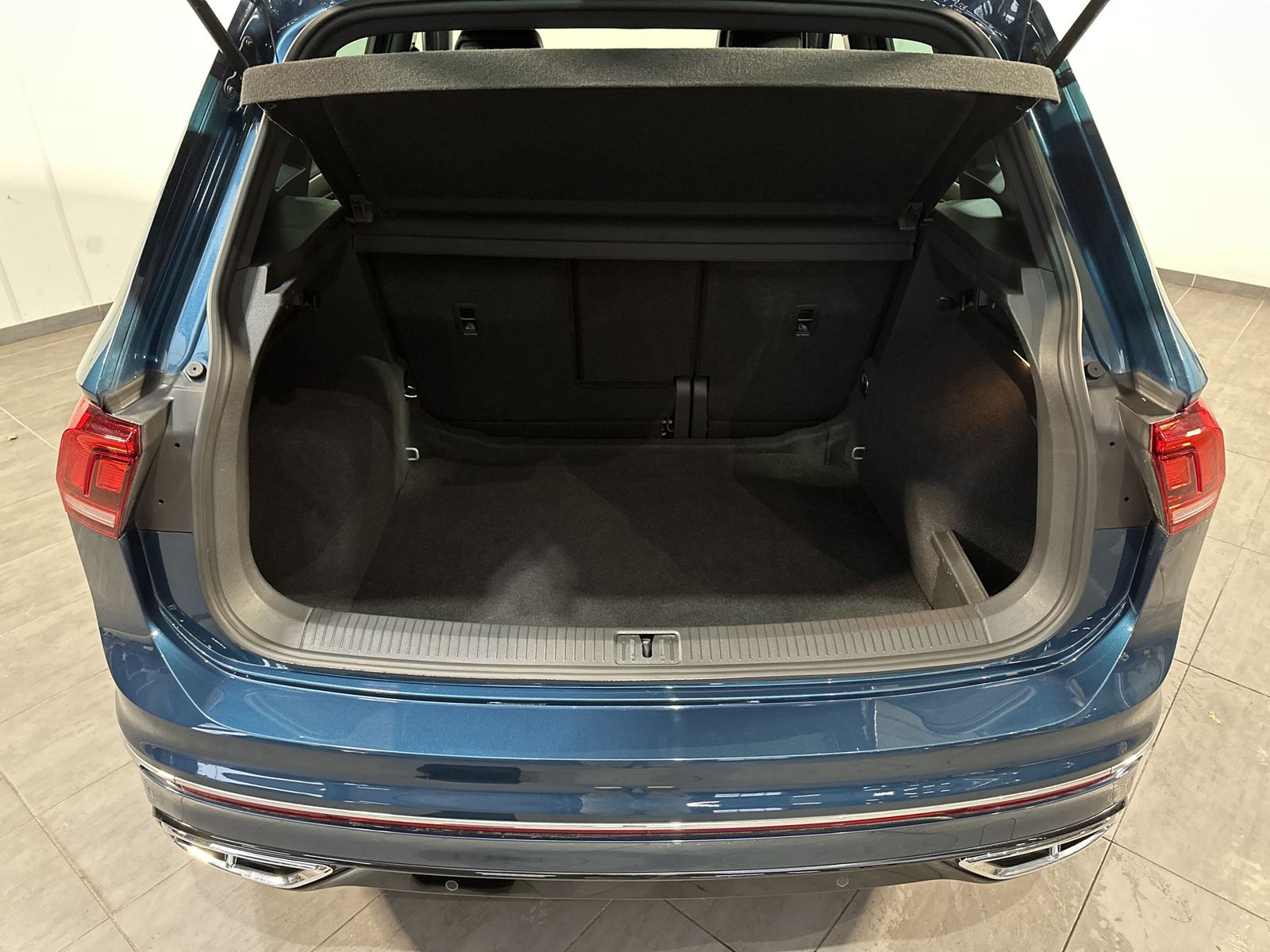 Fahrzeugabbildung Volkswagen Tiguan 2.0 TDI DSG R-Line NAV+LED+AHK+VCOCK+ACC
