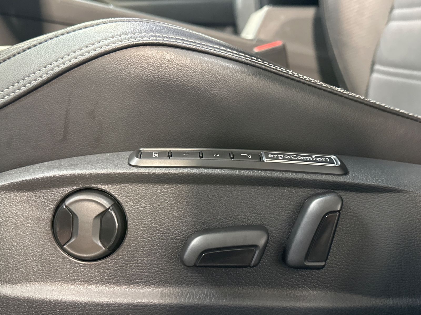 Fahrzeugabbildung Volkswagen Passat Variant 2.0 TDI DSG 4M R-Line NAV+LED+ACC