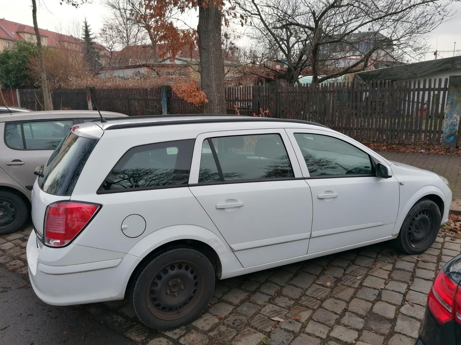Opel Astra 2005 — rear view