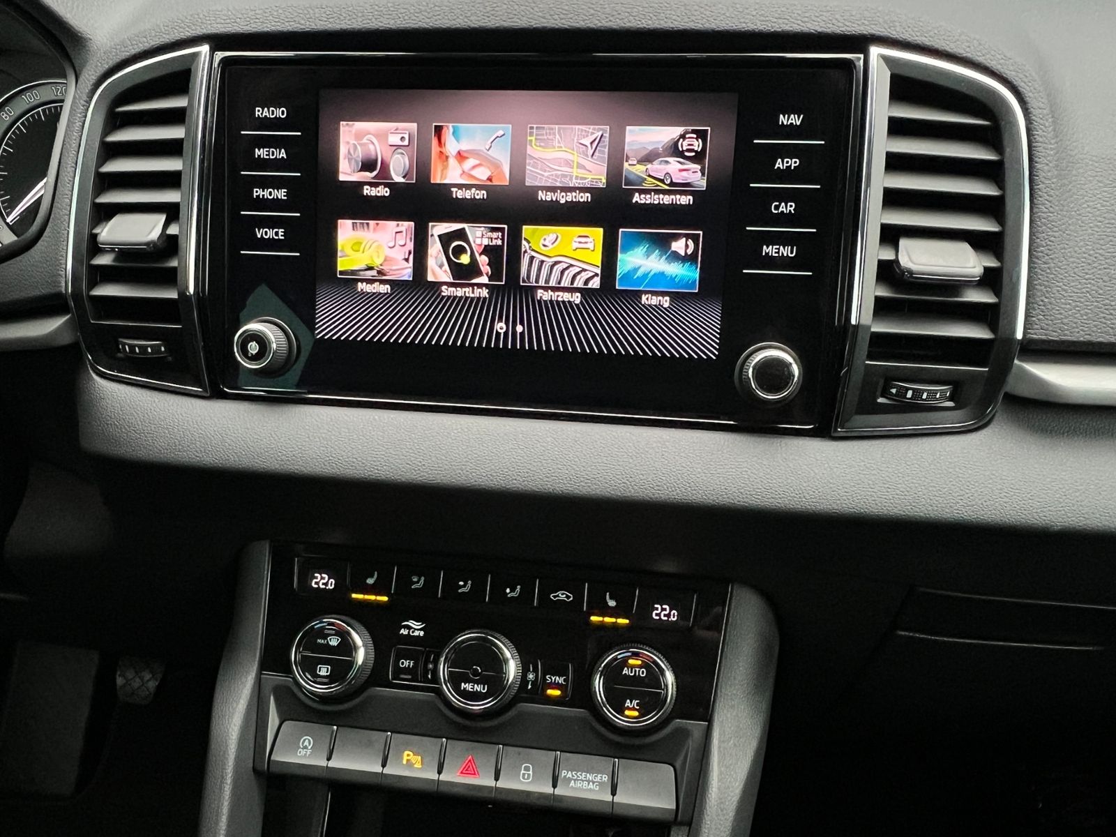 Fahrzeugabbildung SKODA Karoq Ambition 1.5 TSI *AHK, Climatronic, Sitzhz