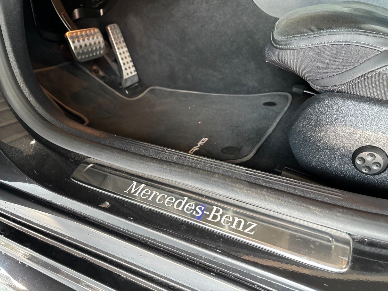 Fahrzeugabbildung Mercedes-Benz C 200 4Matic///AMG LINE//AMBIENTE/KAMERA/CARBON/