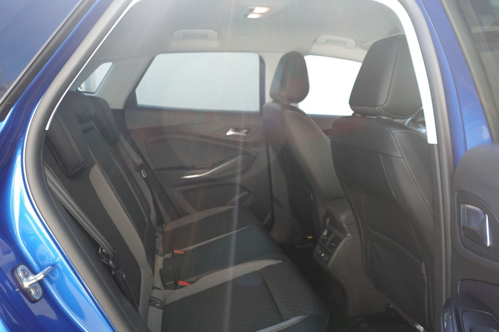 Fahrzeugabbildung Opel Grandland X 1.2Turbo AHK,Sitzh.,Navi,PDC,Kamera
