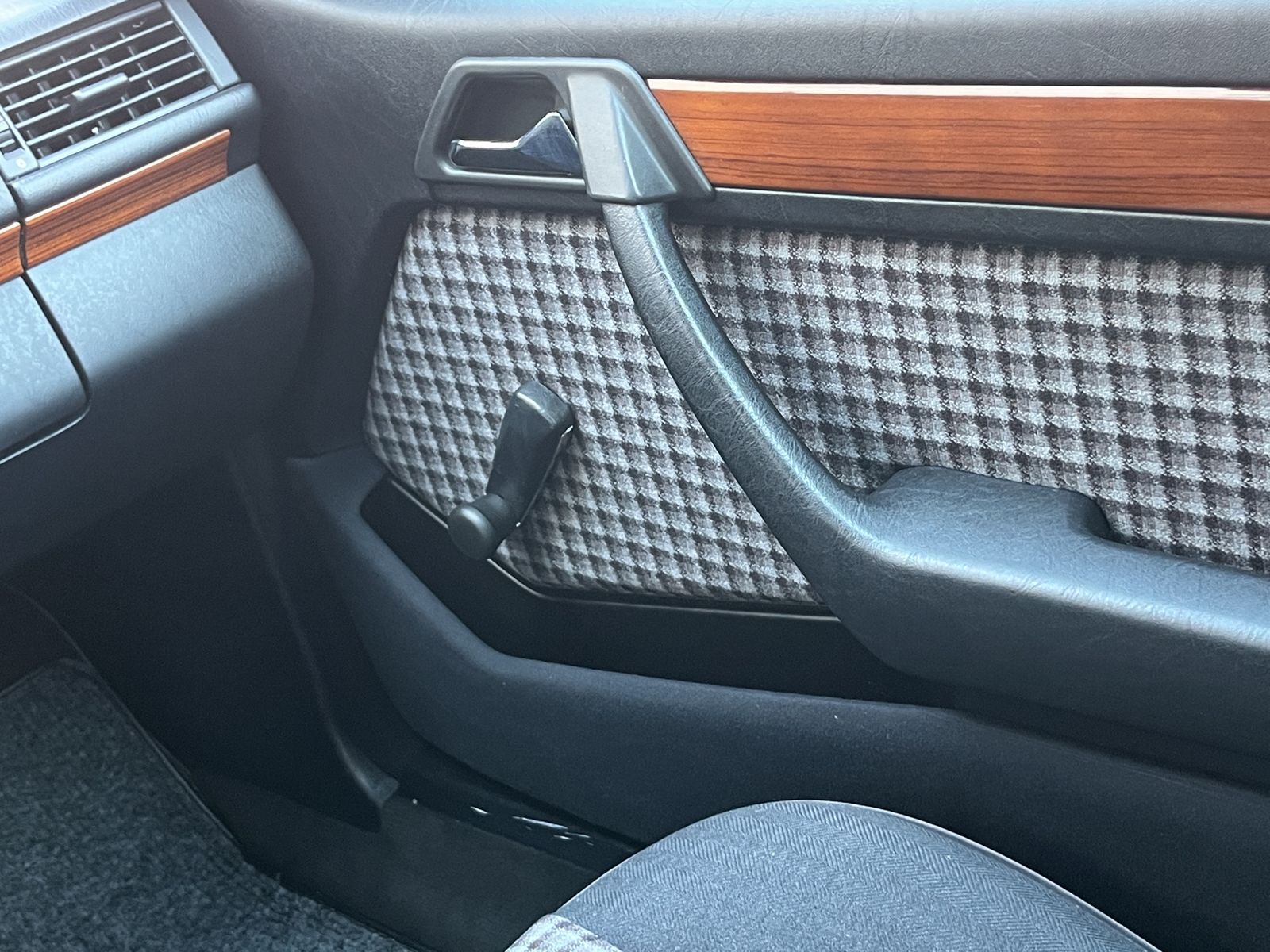 Fahrzeugabbildung Mercedes-Benz E 230 CE*W124C*1 Hand*128tkm* Guter Zustand*