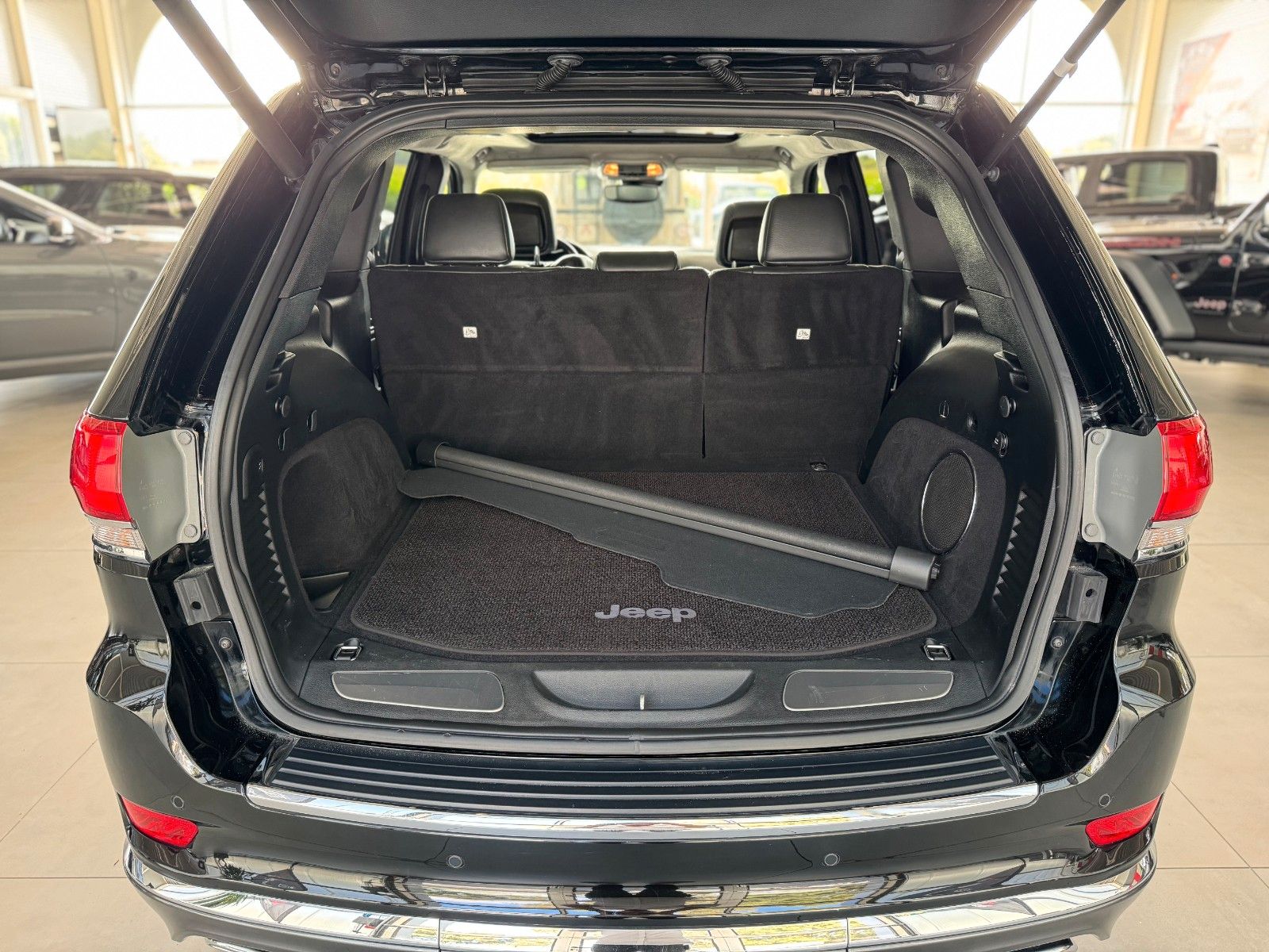 Fahrzeugabbildung Jeep Grand Cherokee 3.0 CRD Summit AHK Luft Pano