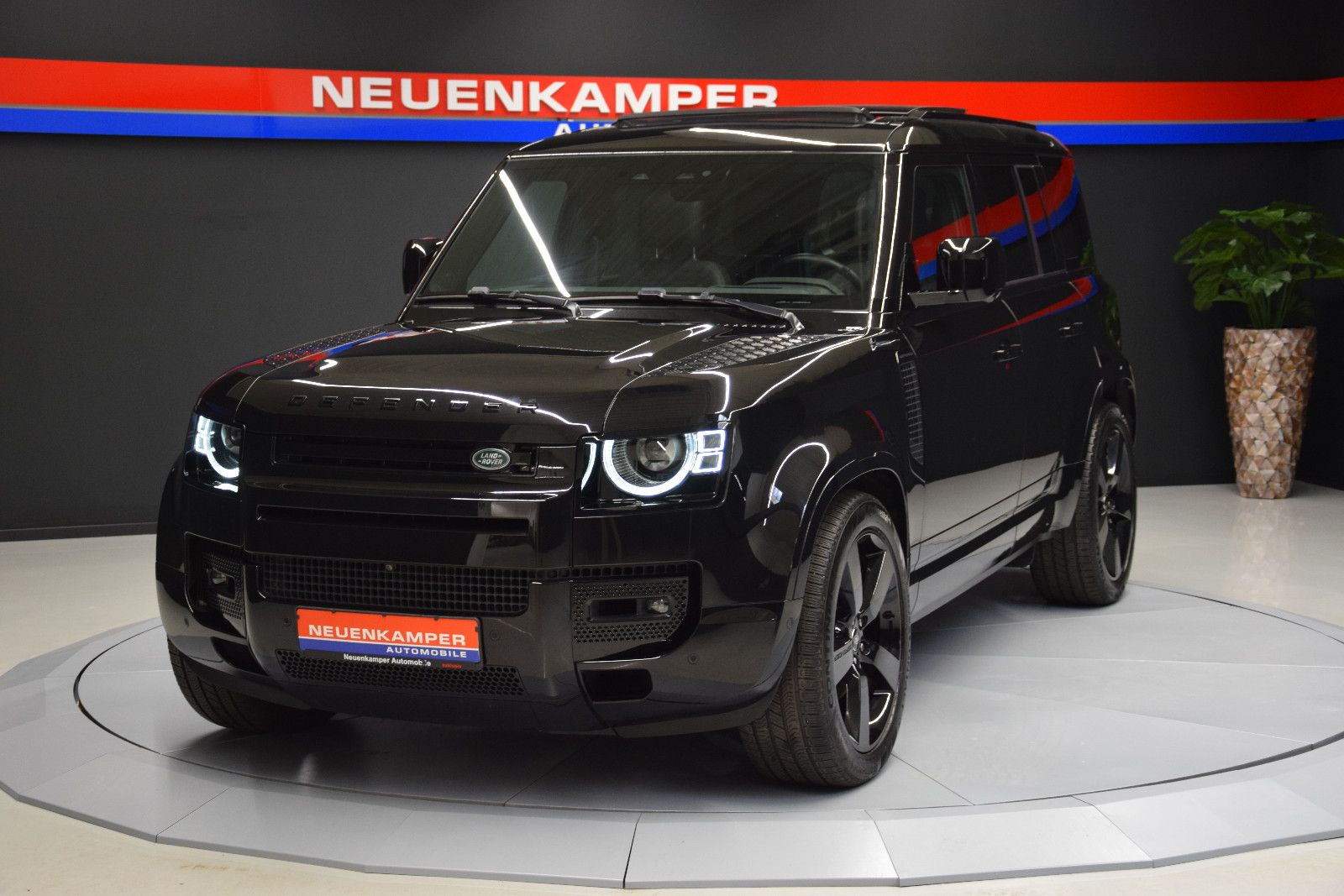 Fahrzeugabbildung Land Rover Defender 110 X-Dynamic HSE 5.0 V8 Pano Matrix