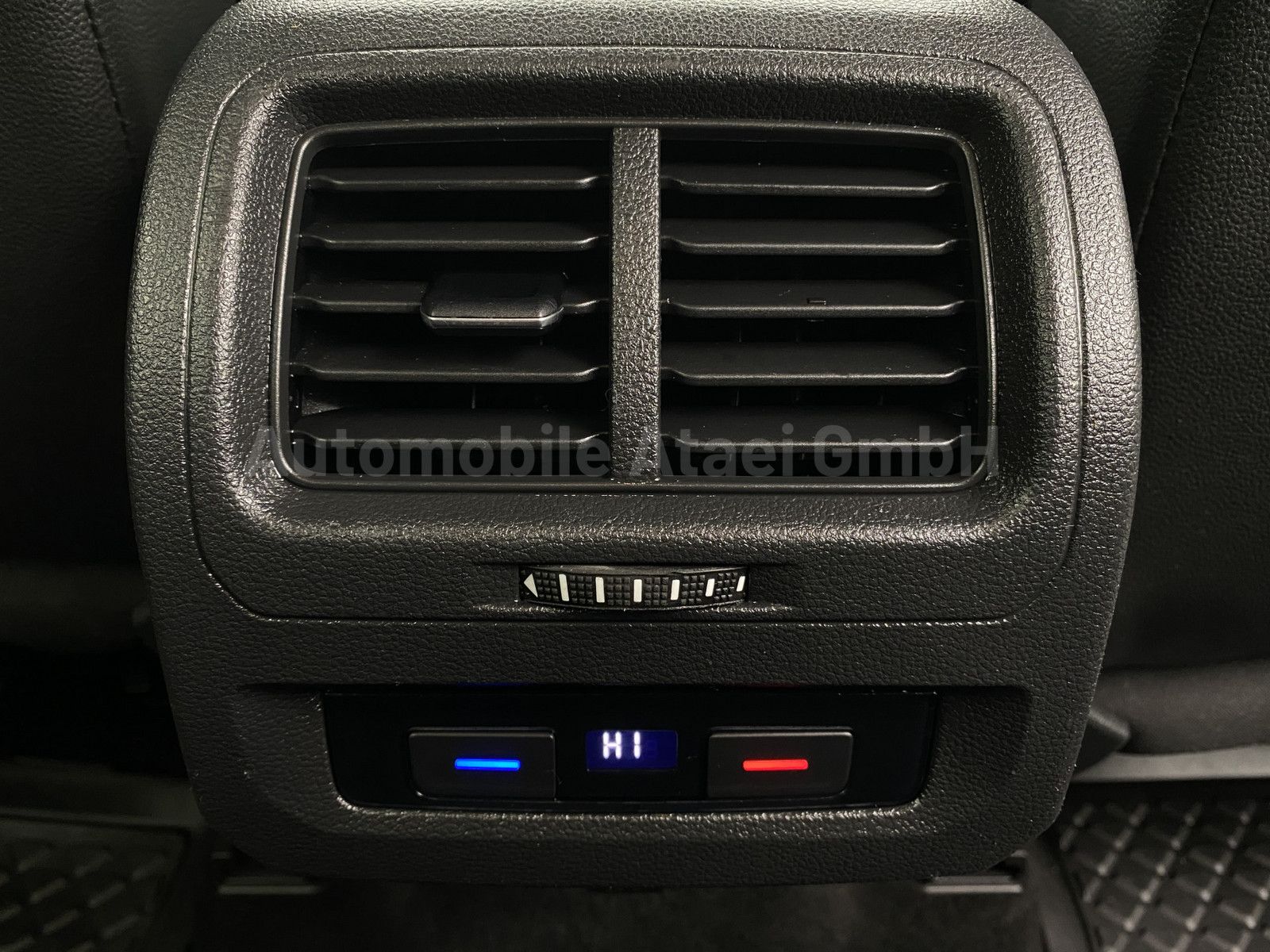 Fahrzeugabbildung Volkswagen Touran DSG *Taxi* 7-SITZE+NAVI+LEDER 8658