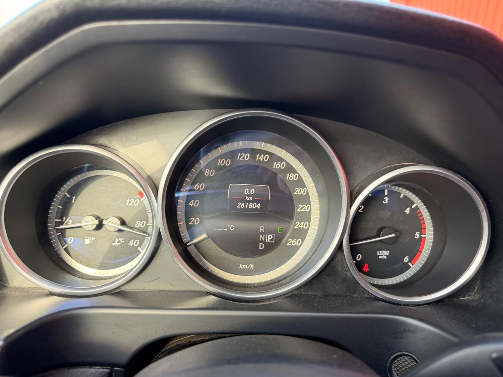 Mercedes-Benz E 220 LED AUTOMATIK LEDER PDC AHK NAVI ACC EU6