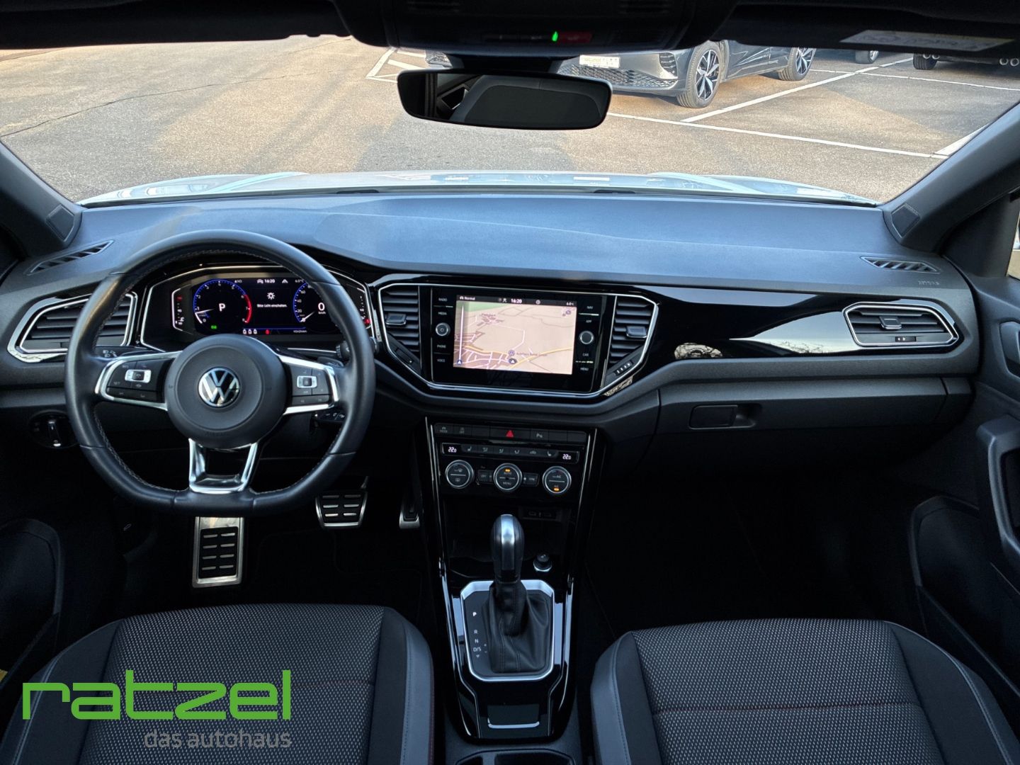 Fahrzeugabbildung Volkswagen T-Roc Sport 1.5 TSI DSG AHK+El. Panodach+Navi