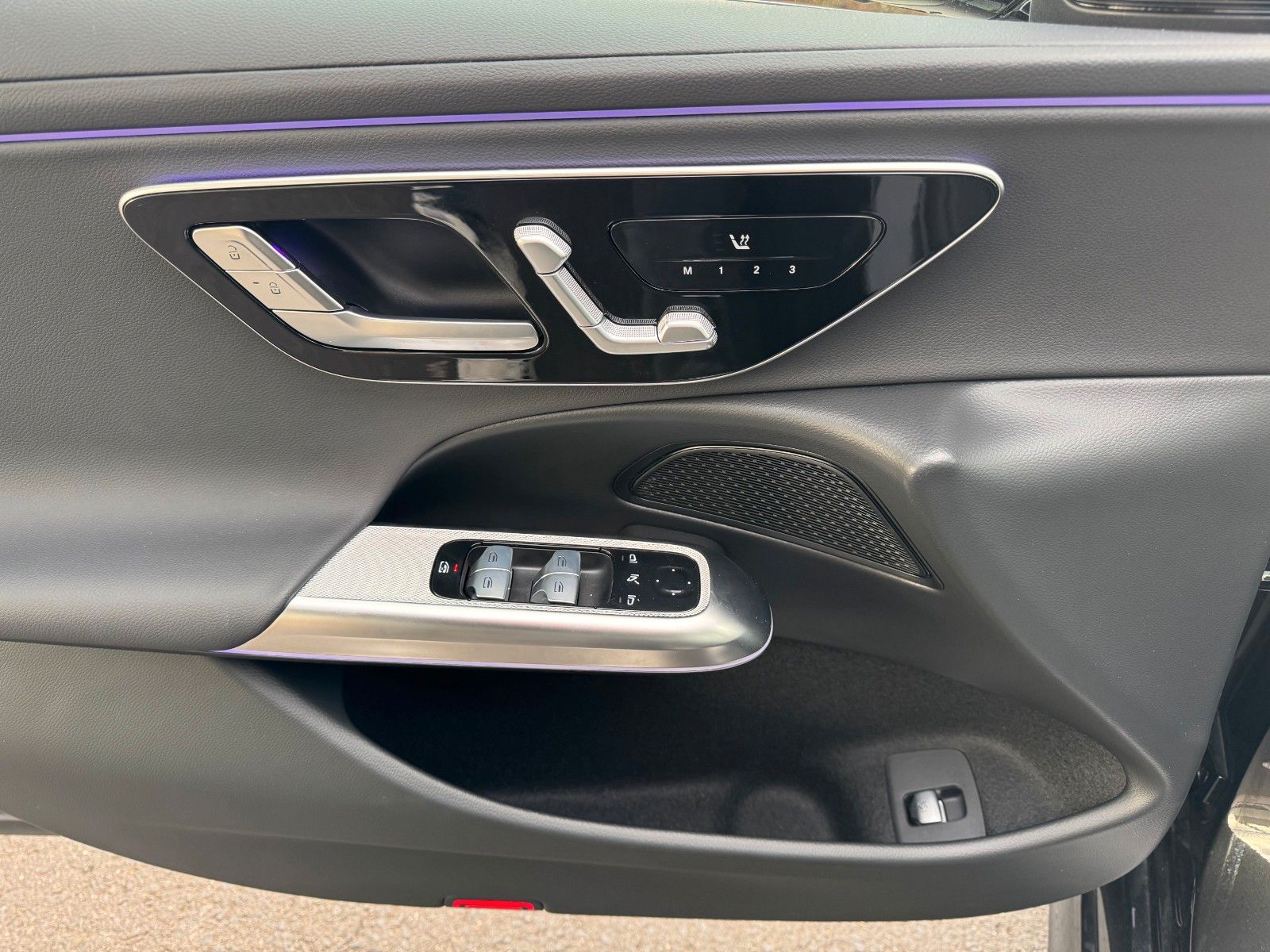 Fahrzeugabbildung Mercedes-Benz E 300de Avantgarde+Pano+AHK+DistrPro+Digital+360