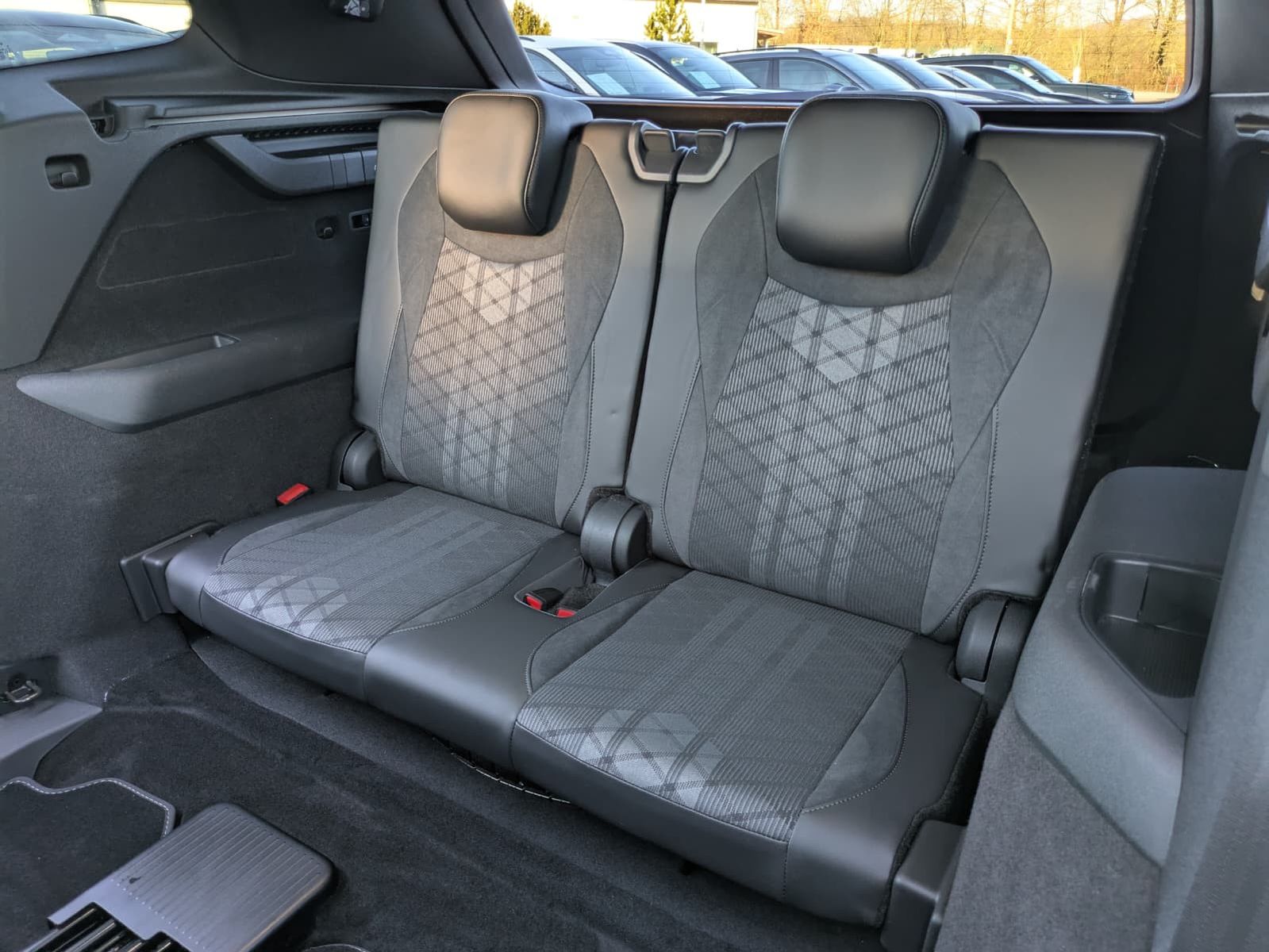 Fahrzeugabbildung Volkswagen Tayron 2.0 TDI 4M R-Line 7Si*MATRIX*AHK*PANO*HUD