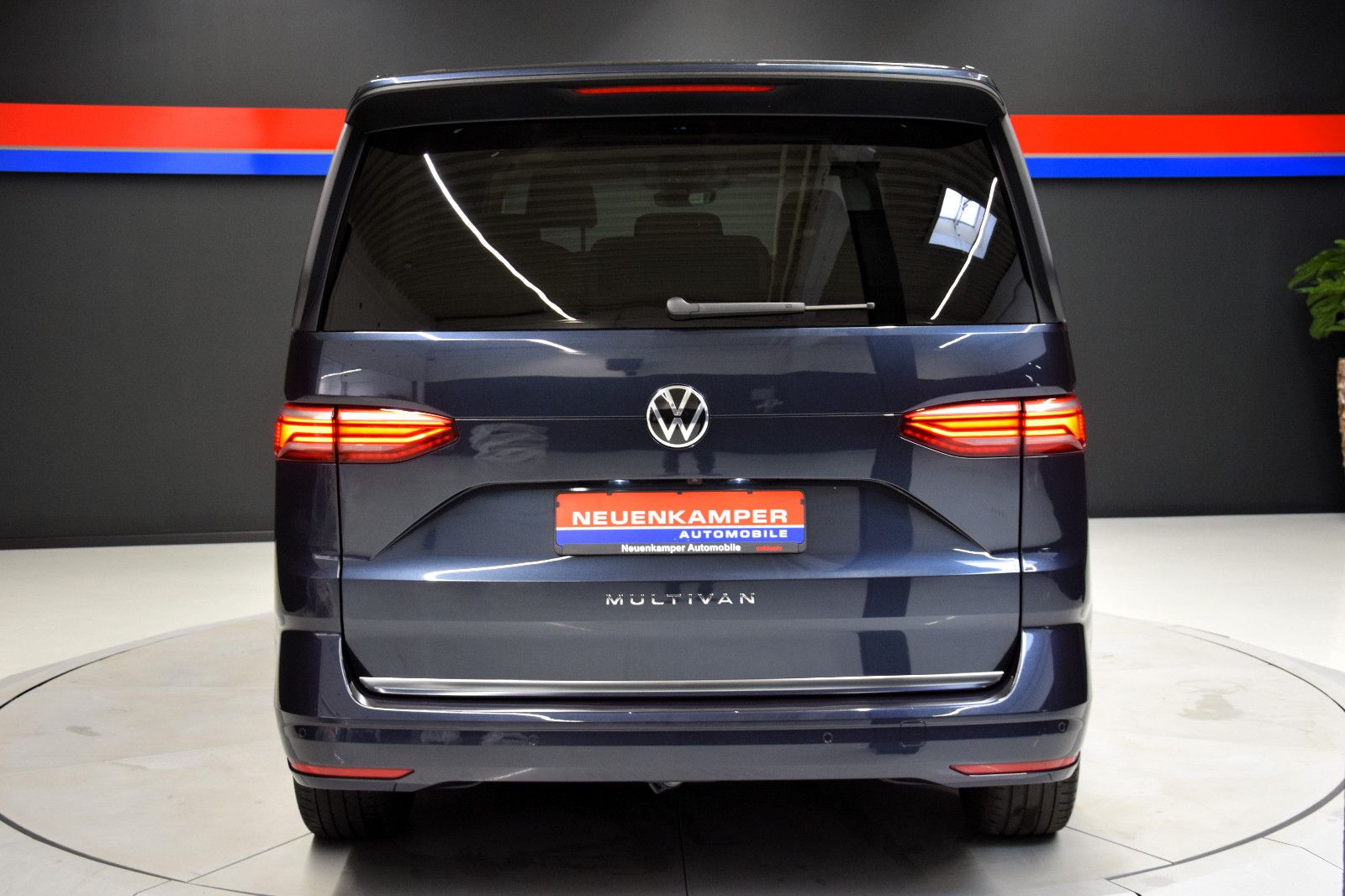 Fahrzeugabbildung Volkswagen T7 Multivan Style DSG Pano AHK 7-Sitze IQ-Light